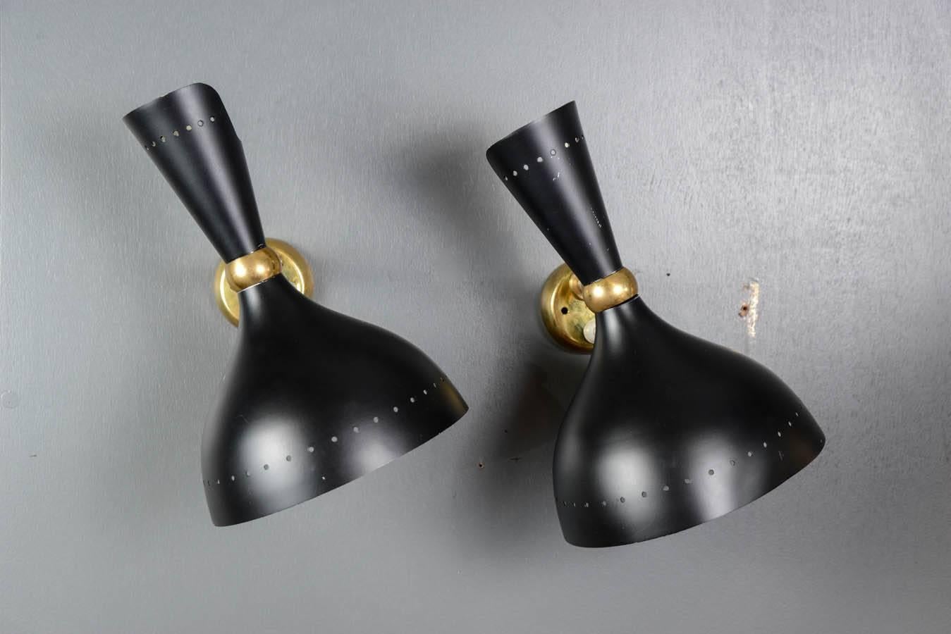 Pair of Directional Black Enameled Wall Sconces in the Style of Stilnovo In Good Condition In Saint-Ouen, IDF