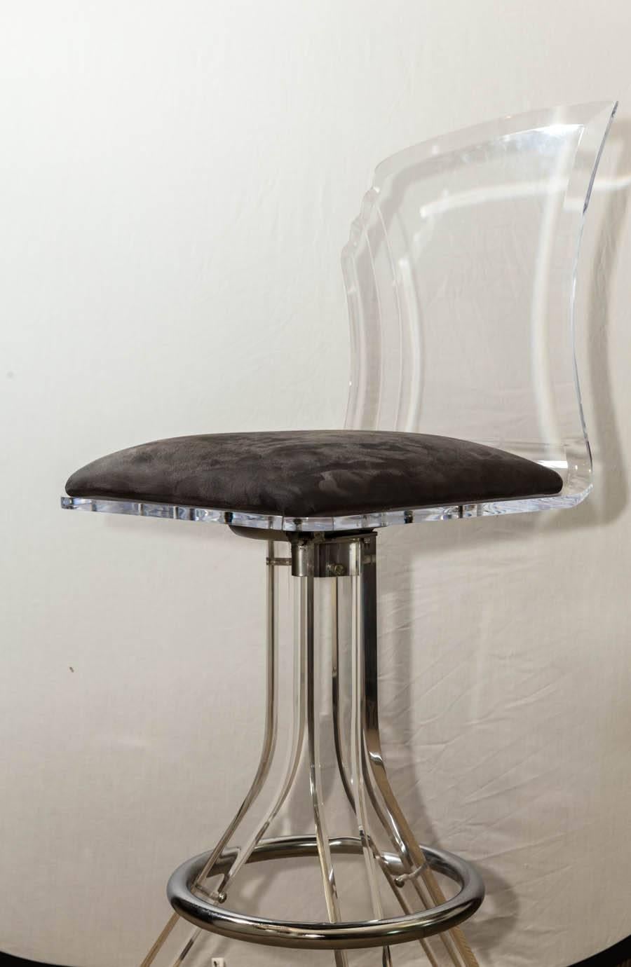 Mid-Century Modern Attractive Pair of Mid-Century Lucite and Chrome Bar Stools