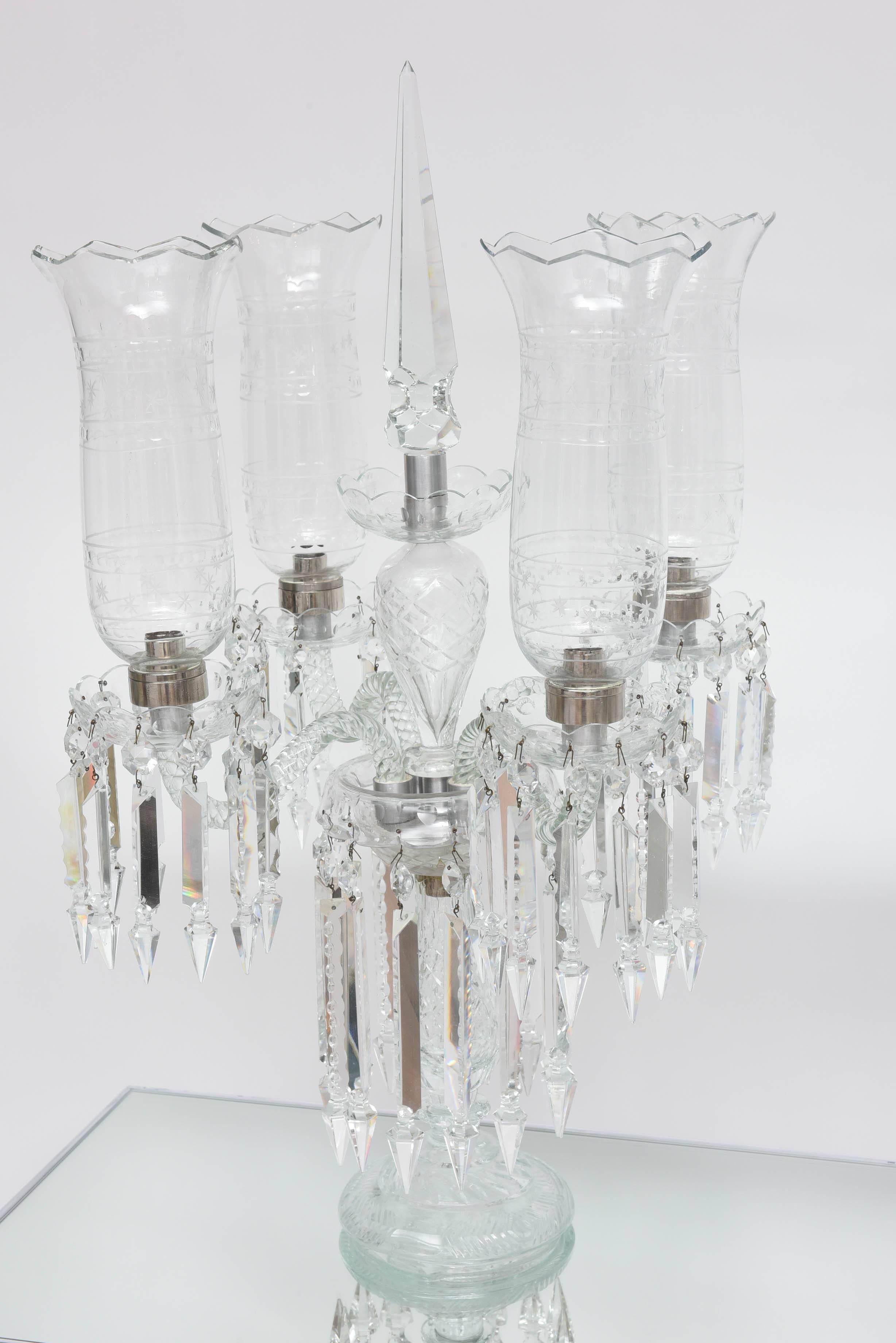 Ein Paar Girandolen im französischen Regency-Stil aus geschliffenem Kristall im Baccarat-Stil (Regency Revival) im Angebot