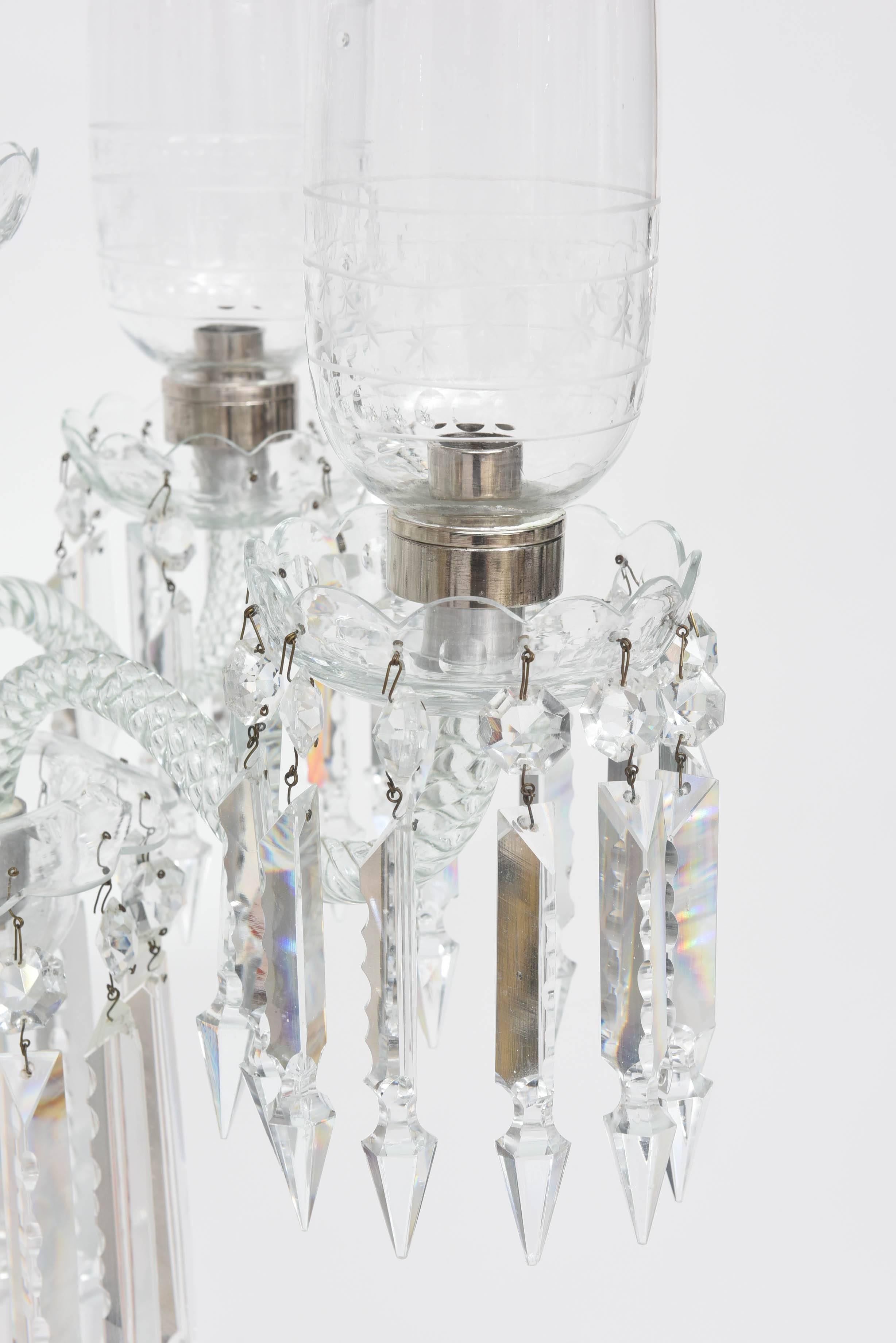 Ein Paar Girandolen im französischen Regency-Stil aus geschliffenem Kristall im Baccarat-Stil (Handgefertigt) im Angebot