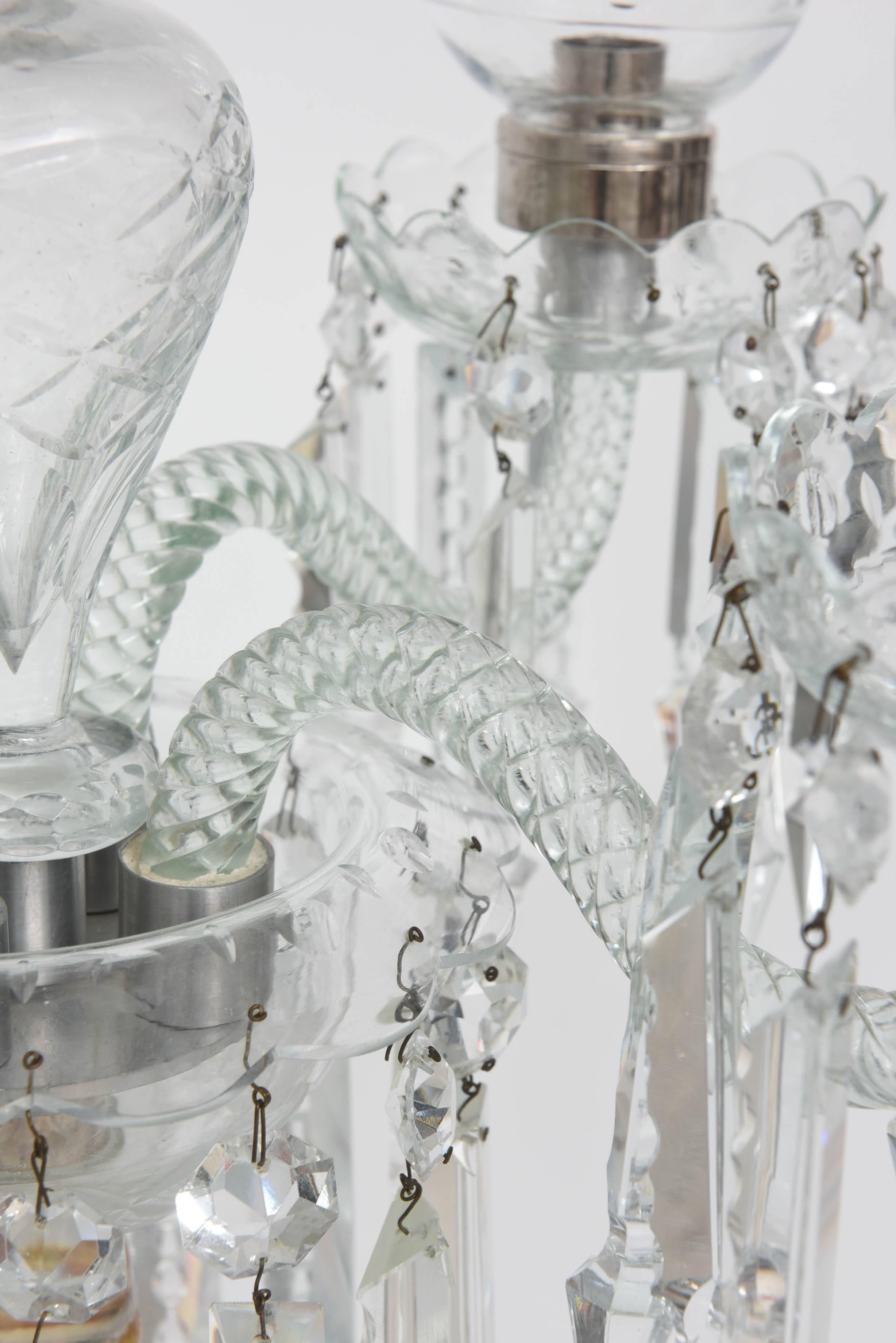 Ein Paar Girandolen im französischen Regency-Stil aus geschliffenem Kristall im Baccarat-Stil im Zustand „Gut“ im Angebot in West Palm Beach, FL