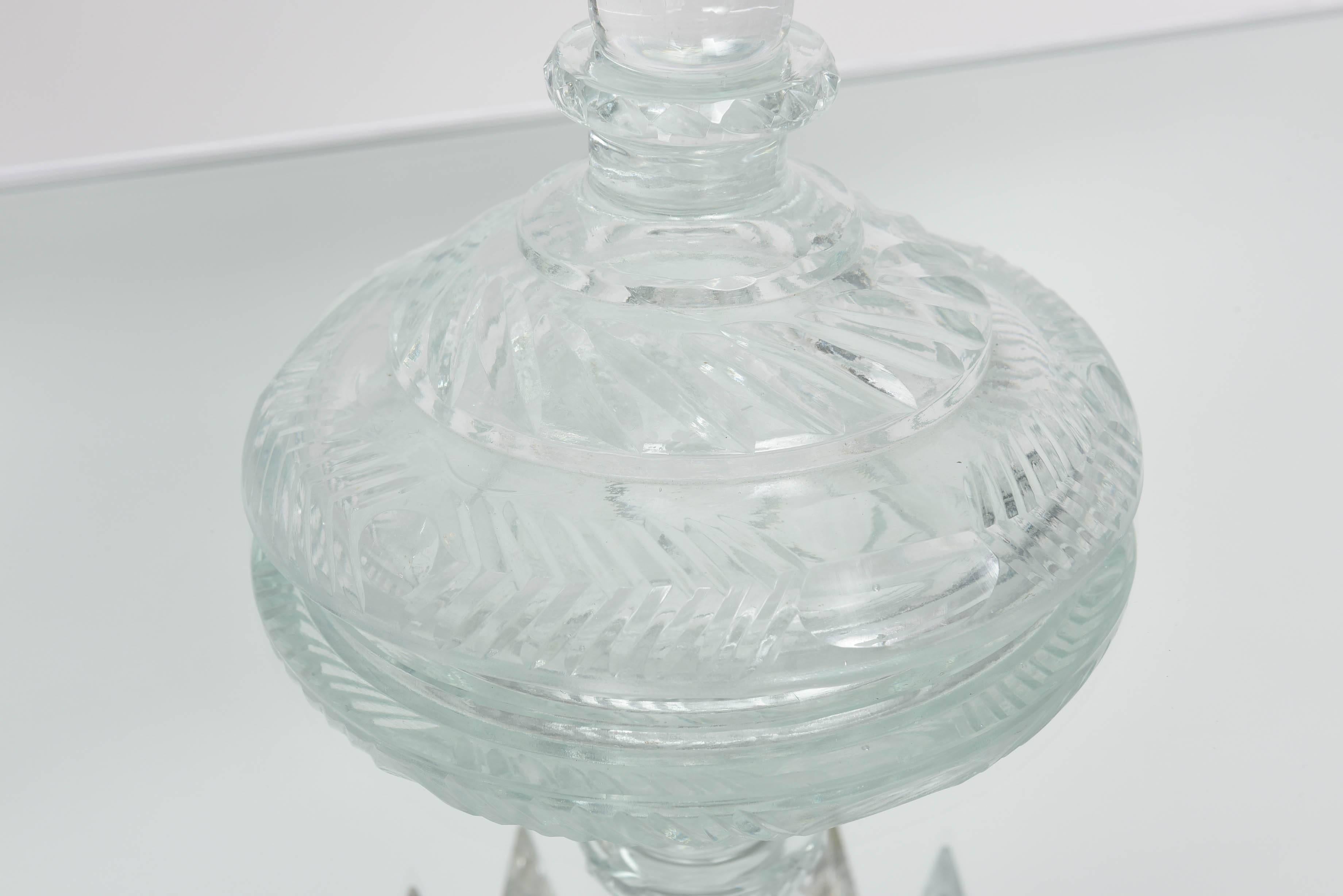 Ein Paar Girandolen im französischen Regency-Stil aus geschliffenem Kristall im Baccarat-Stil (20. Jahrhundert) im Angebot