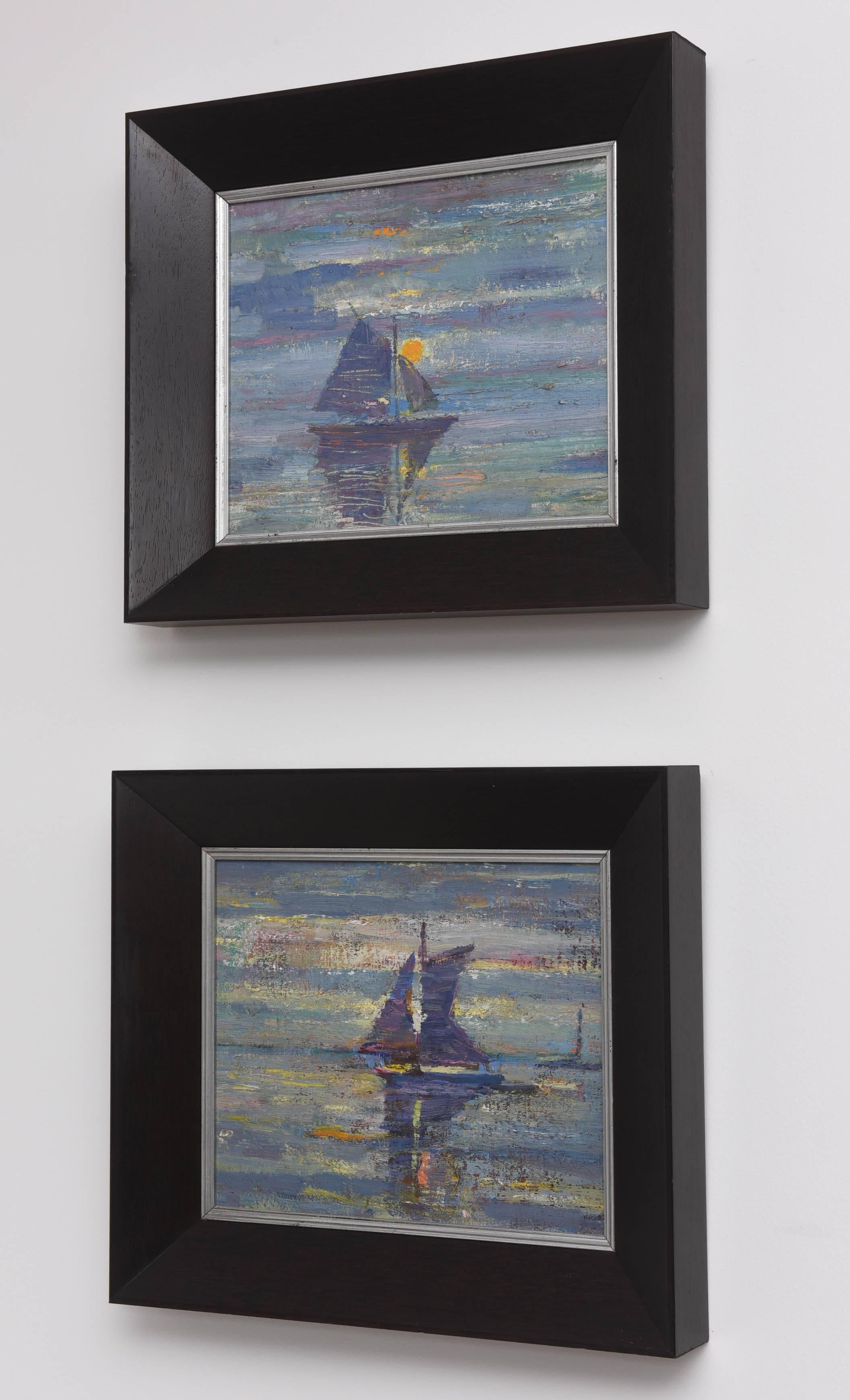 Cette paire de peintures à l'huile sur panneau impressionnistes modernes du milieu du siècle dernier représentent Lake Worth, en Floride.  Ici, l'artiste (inconnu) a capturé le coucher de soleil alors que les voiliers rentrent à leur quai après une