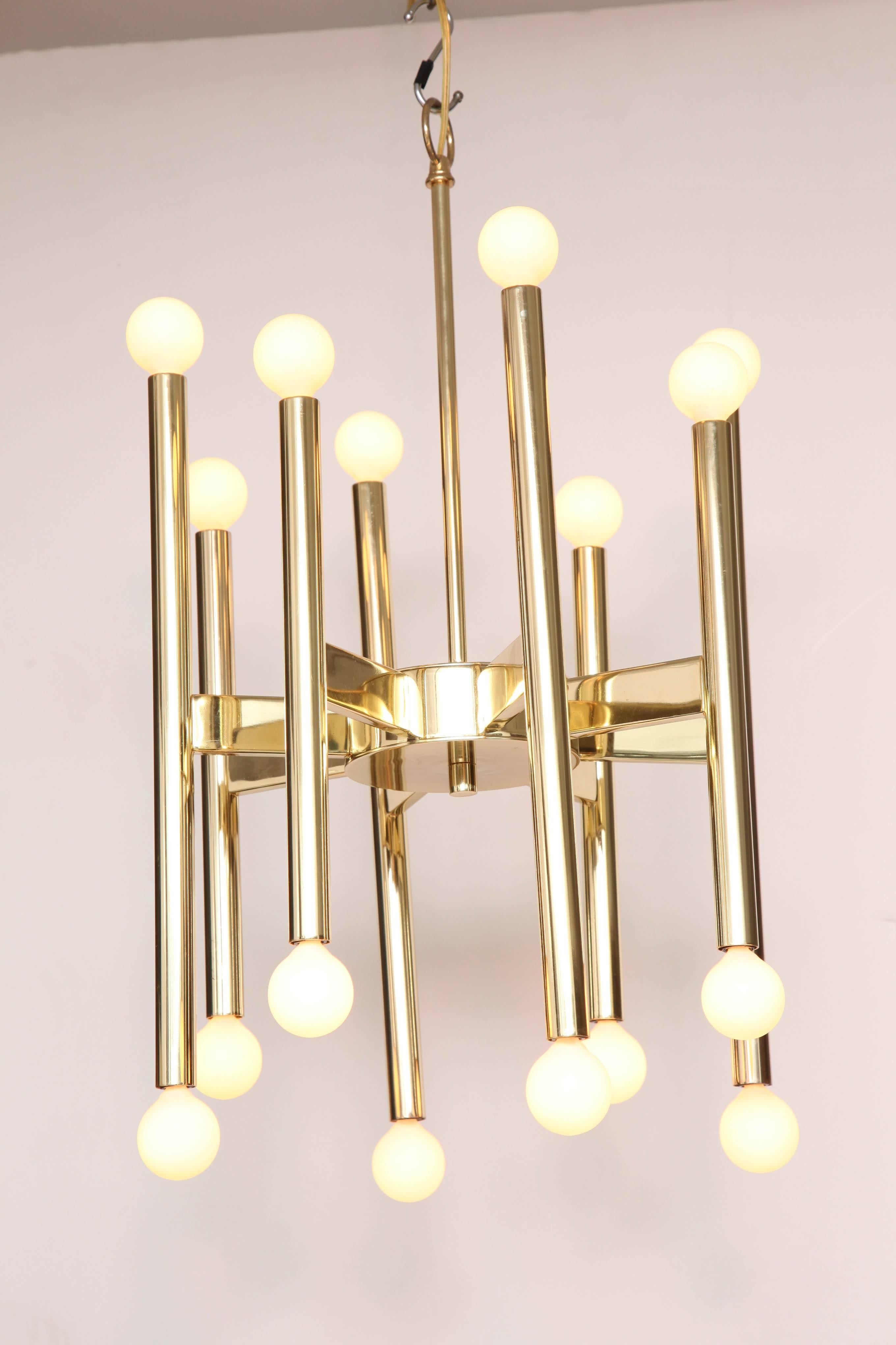 A sixteen-arm chandelier in polished brass by Gaetano Sciolari for Lightolier, USA, circa 1950. Newly restored and rewired for US; in exceptional condition. Takes 16 candelabra base bulbs, 40 watts max each. Includes hanging chain.

Dimensions: 16