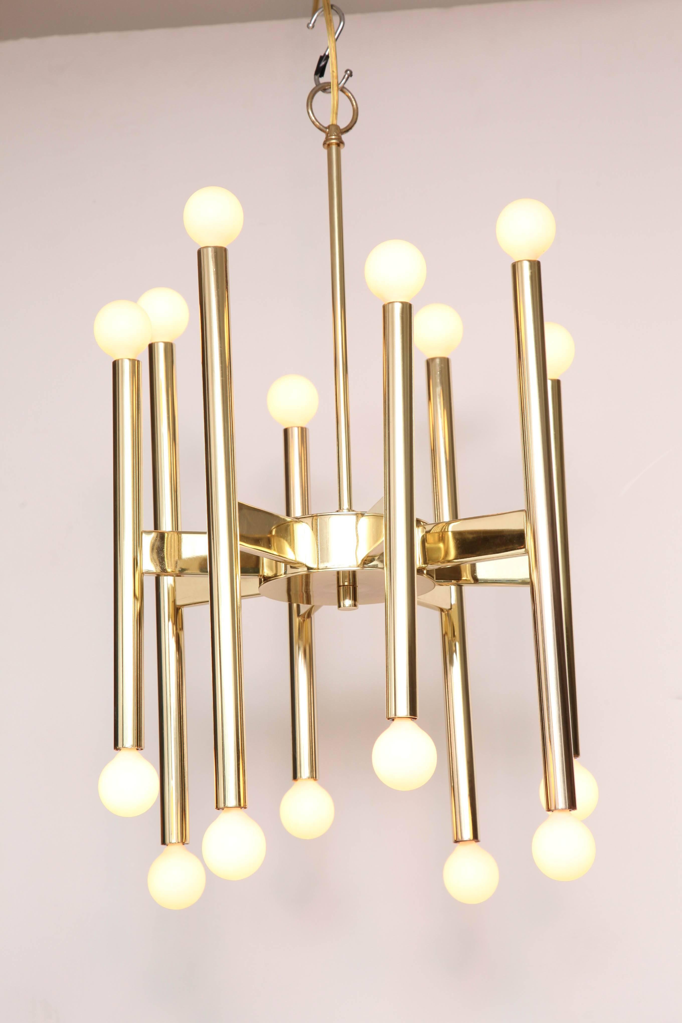 1970s Sciolari 16-Arm Polished Brass Chandelier In Excellent Condition In New York, NY