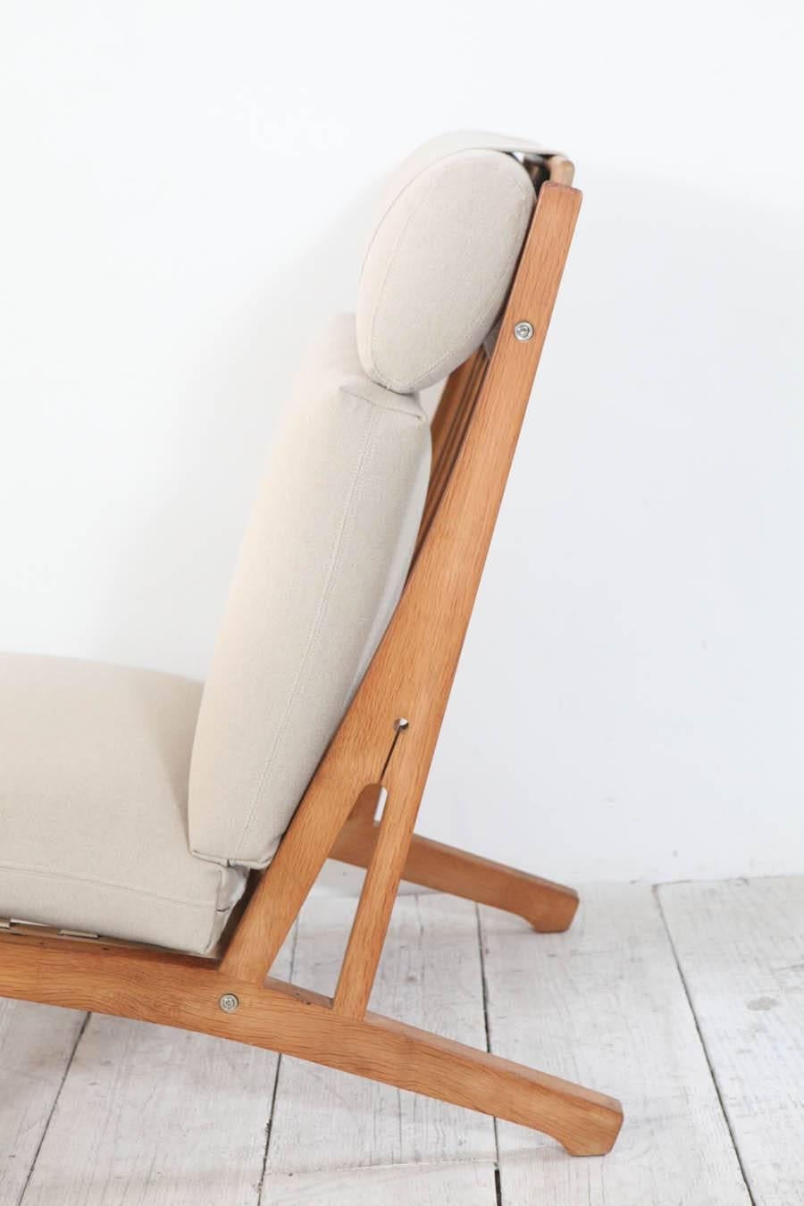 Pair of Hans Wegner GE375 Oak Armless Lounge Chairs In Good Condition In Los Angeles, CA