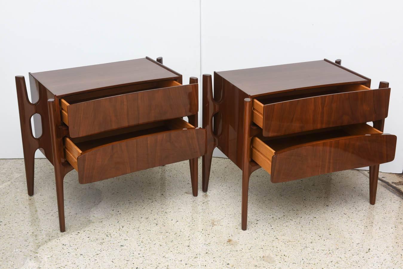 Pair of American Modern Walnut Bedside Cabinets, William Hinn In Excellent Condition In Hollywood, FL