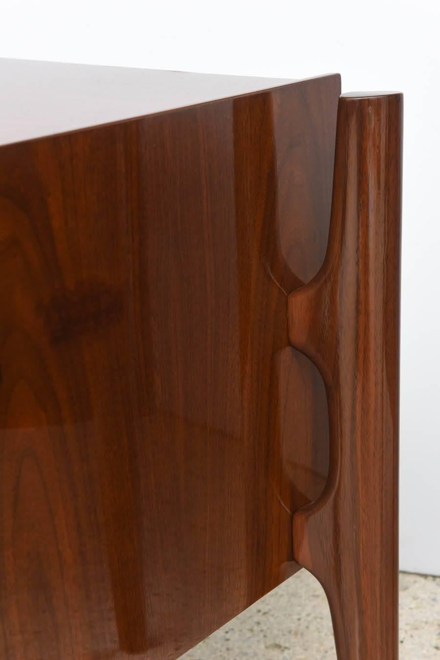 Pair of American Modern Walnut Bedside Cabinets, William Hinn 1