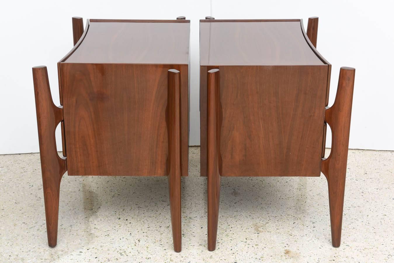 Pair of American Modern Walnut Bedside Cabinets, William Hinn 3