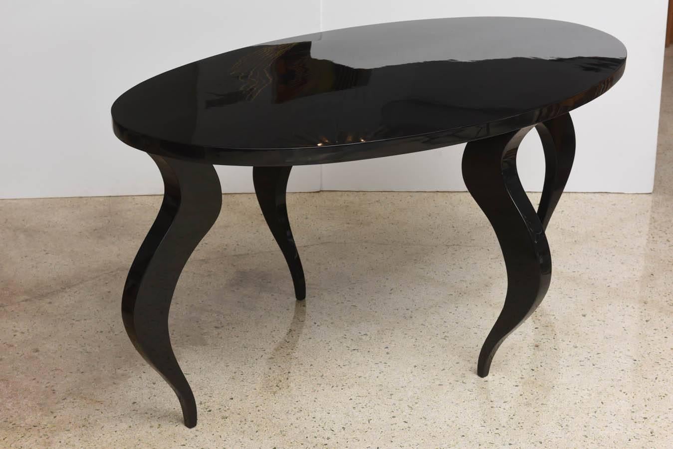 Italian Modern Black Lacquer Center/Dining Table In Excellent Condition For Sale In Hollywood, FL