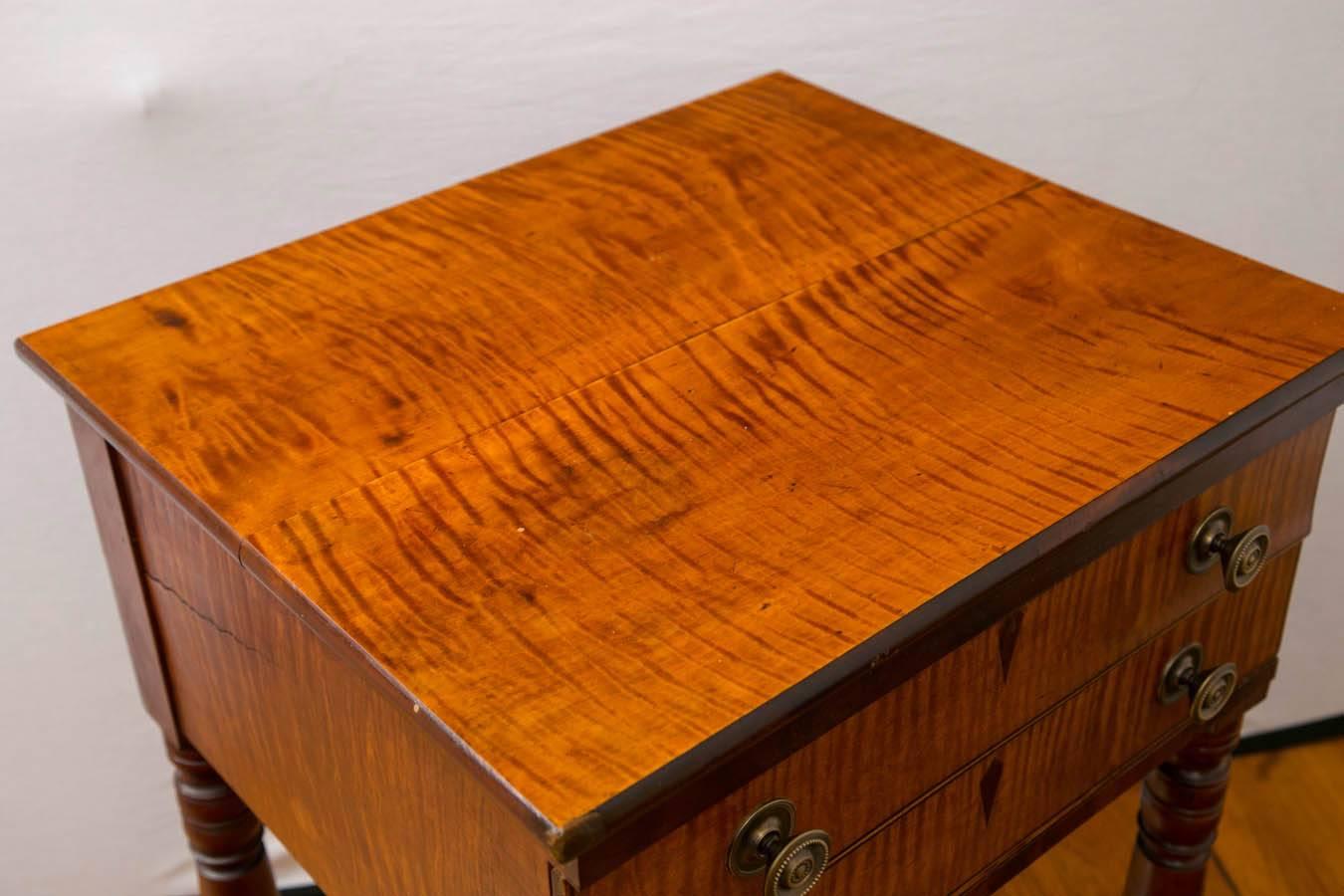 Early 19th Century Federal Tiger Maple Two-Drawer Stand In Excellent Condition In Woodbury, CT