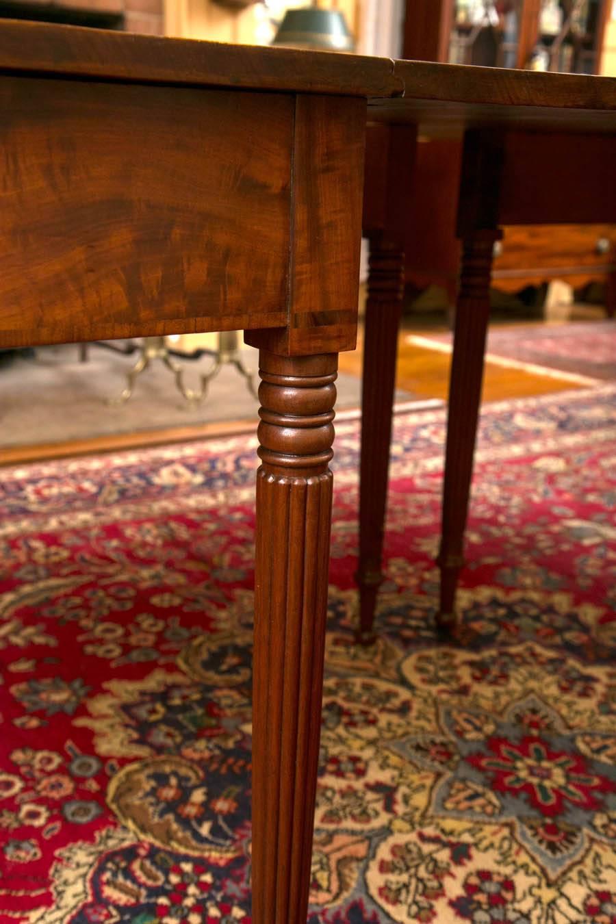Early 19th Century New England Sheraton Mahogany Two-Part Dining Table In Excellent Condition In Woodbury, CT