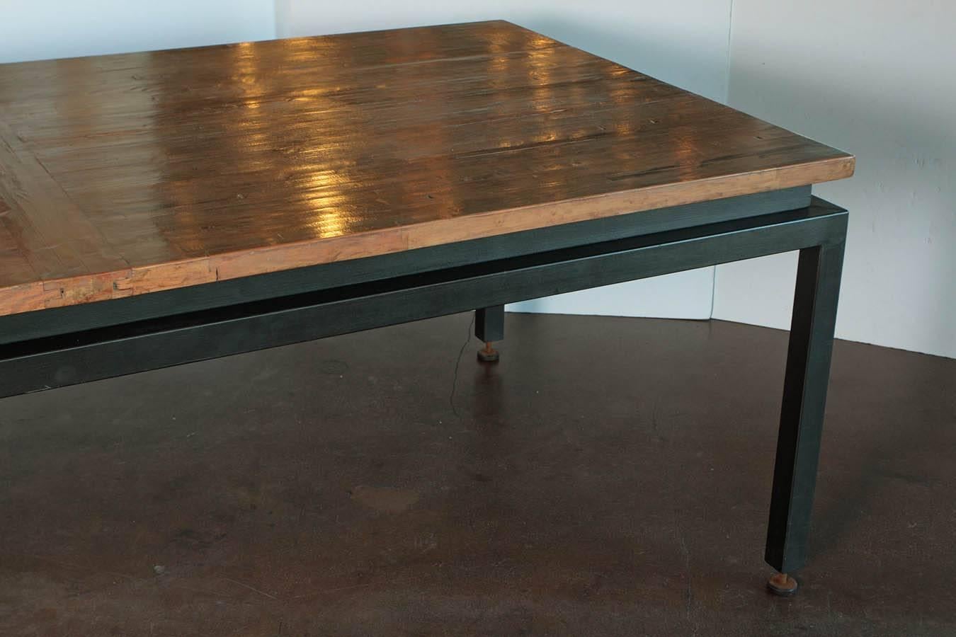 Mid-20th Century Modern Maple Floor Dining Table 
