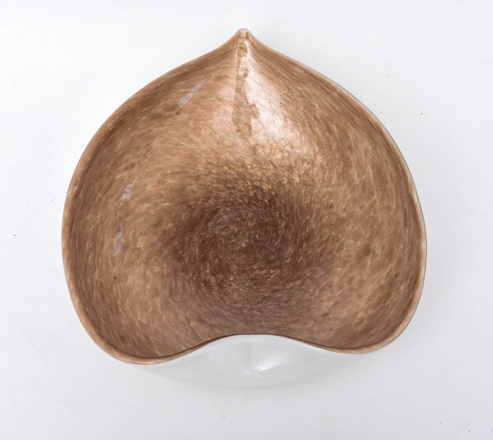 Magnifique bol en verre de forme libre avec intérieur or extérieur blanc