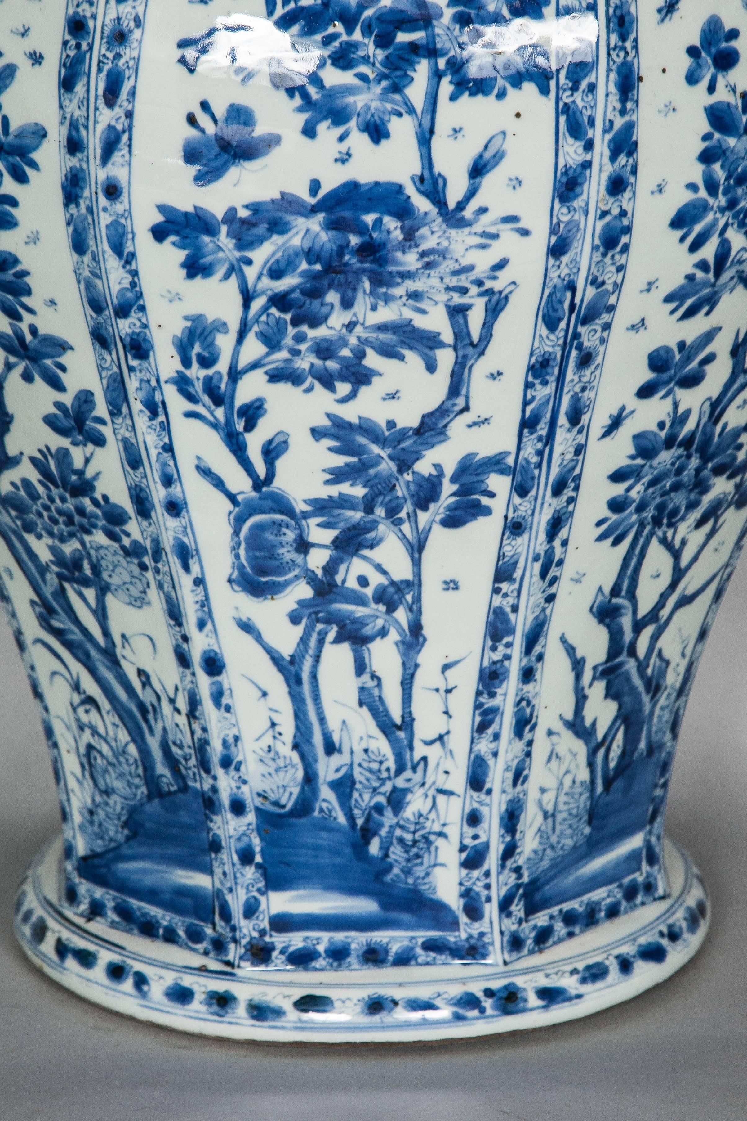  A Large and Excellent Chinese Kangxi Blue and White Vase In Excellent Condition In London, GB