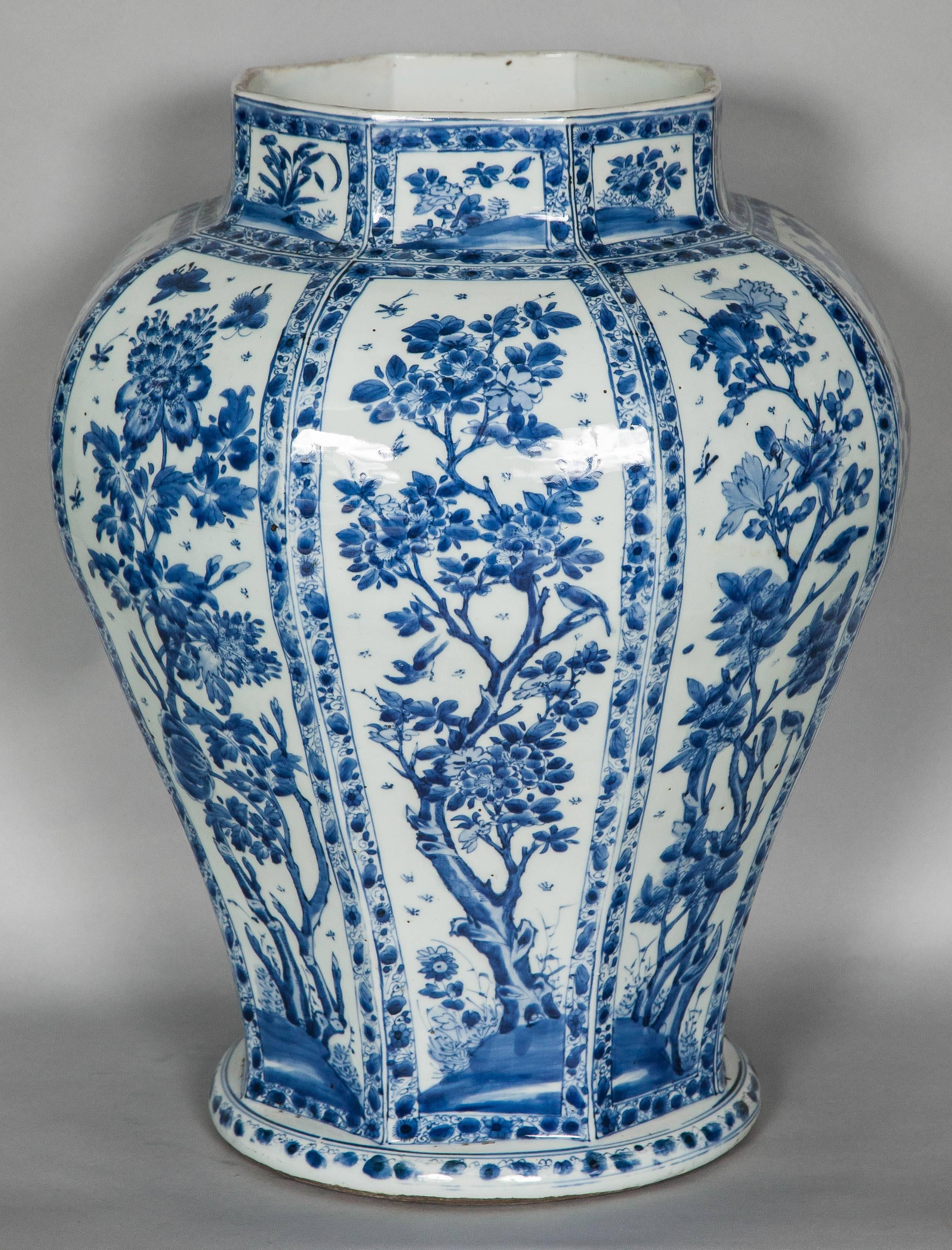  A Large and Excellent Chinese Kangxi Blue and White Vase 1