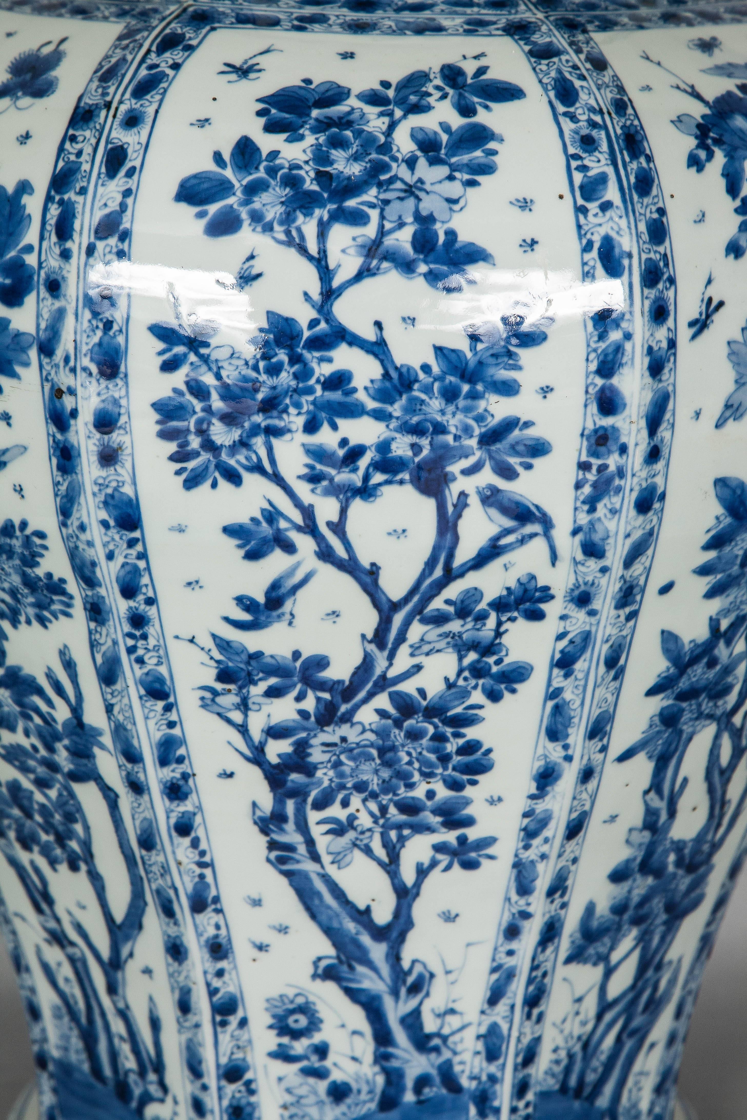  A Large and Excellent Chinese Kangxi Blue and White Vase 2