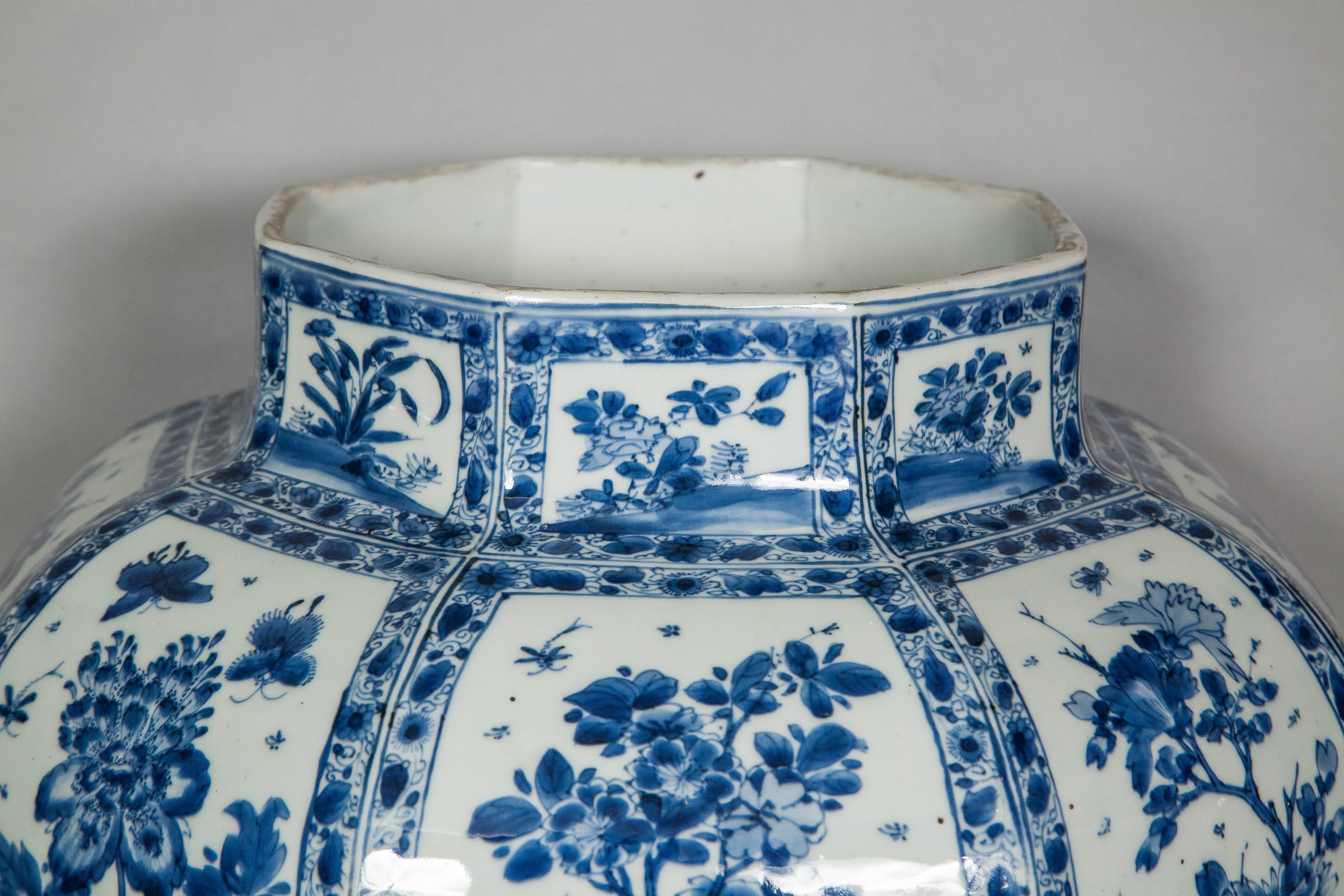  A Large and Excellent Chinese Kangxi Blue and White Vase 3