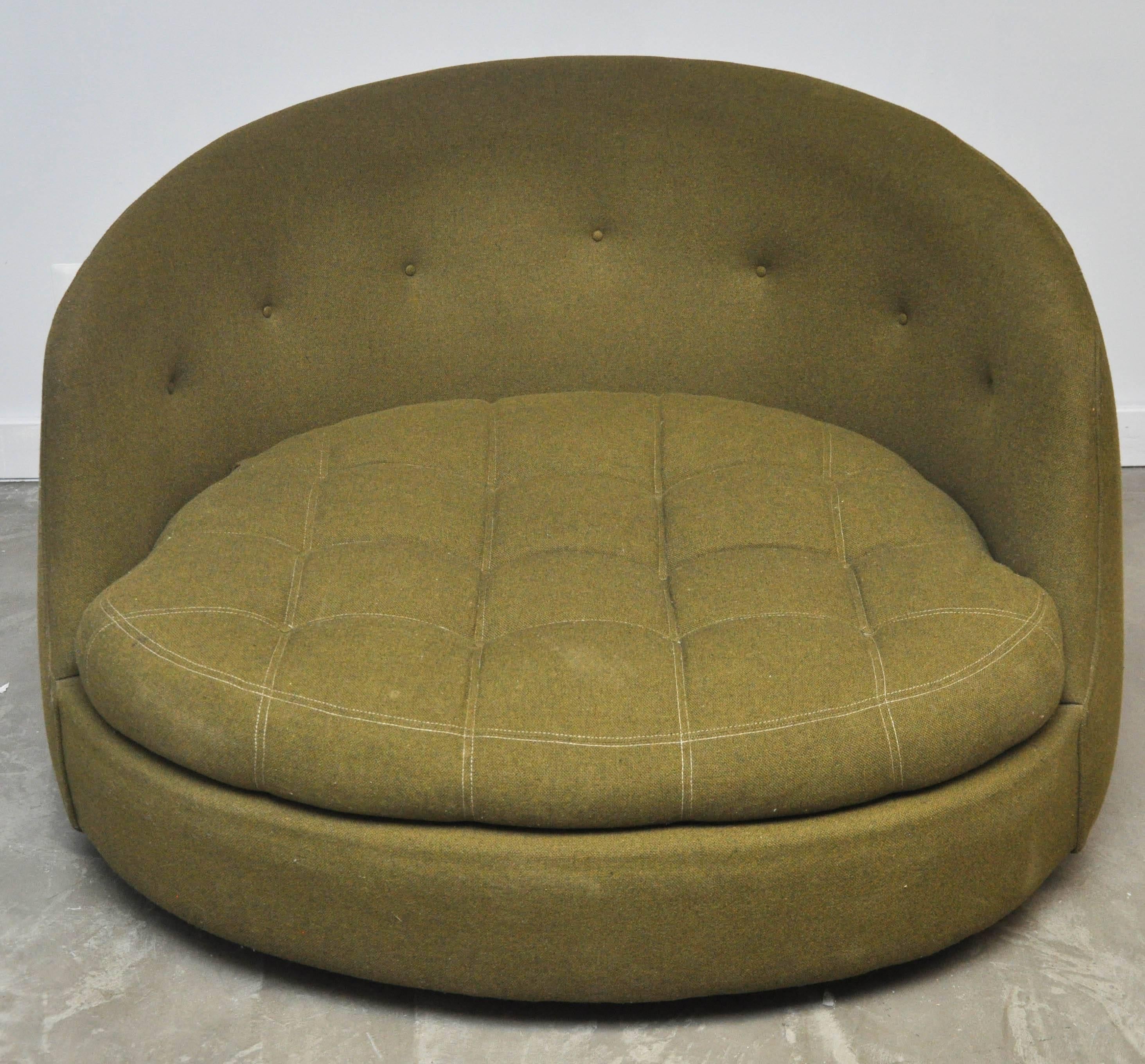 Mid-Century Modern Milo Baughman Large Swivel Chair