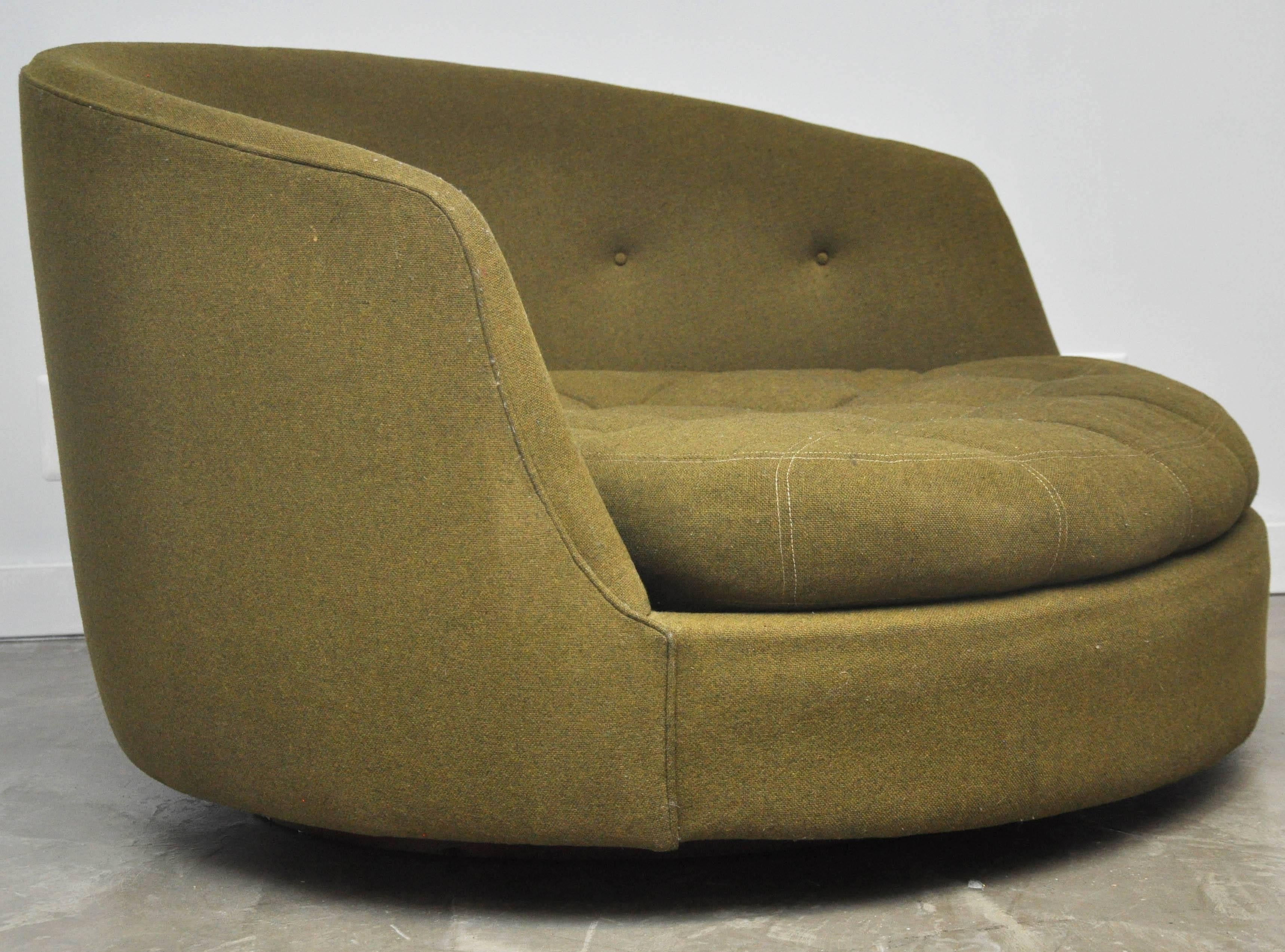 Milo Baughman Large Swivel Chair In Excellent Condition In Chicago, IL