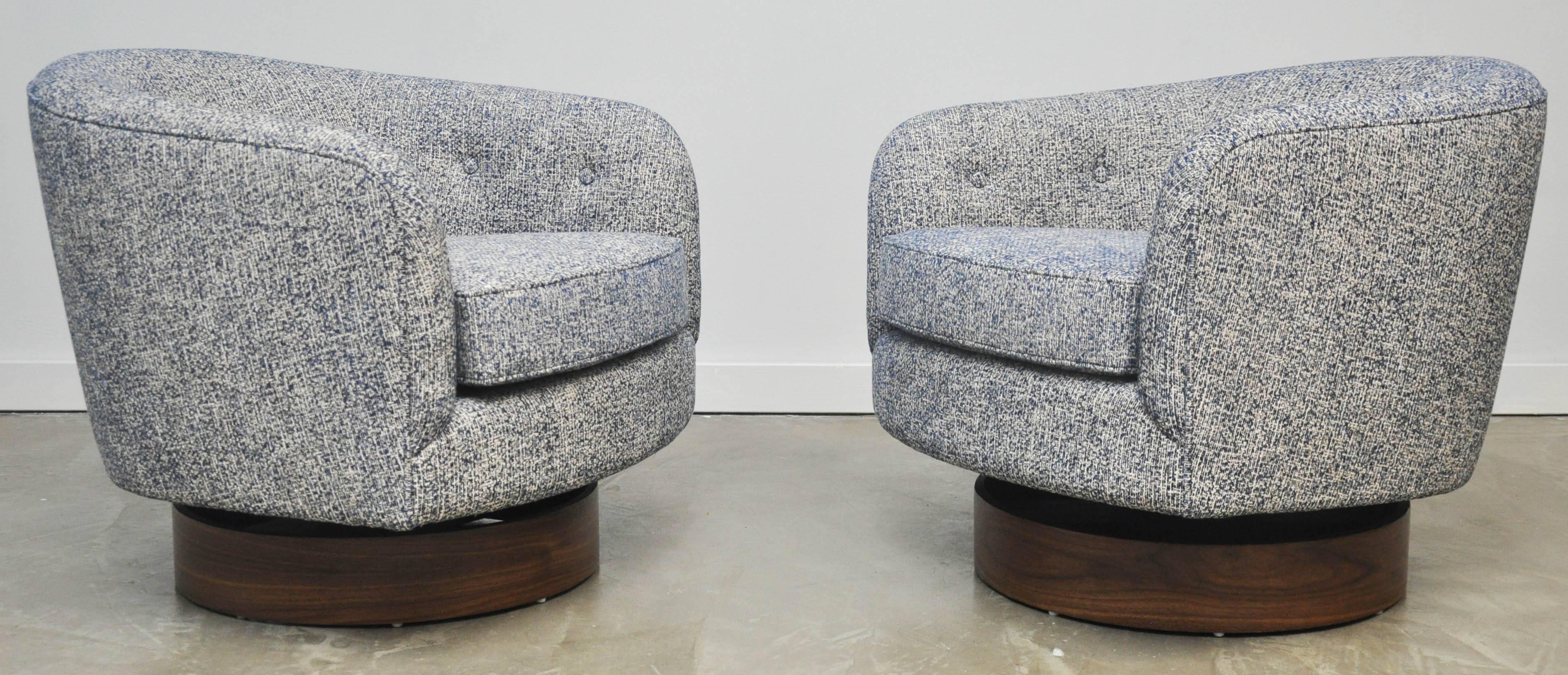 Milo Baughman Swivel Lounge Chairs on Walnut Bases In Excellent Condition In Chicago, IL
