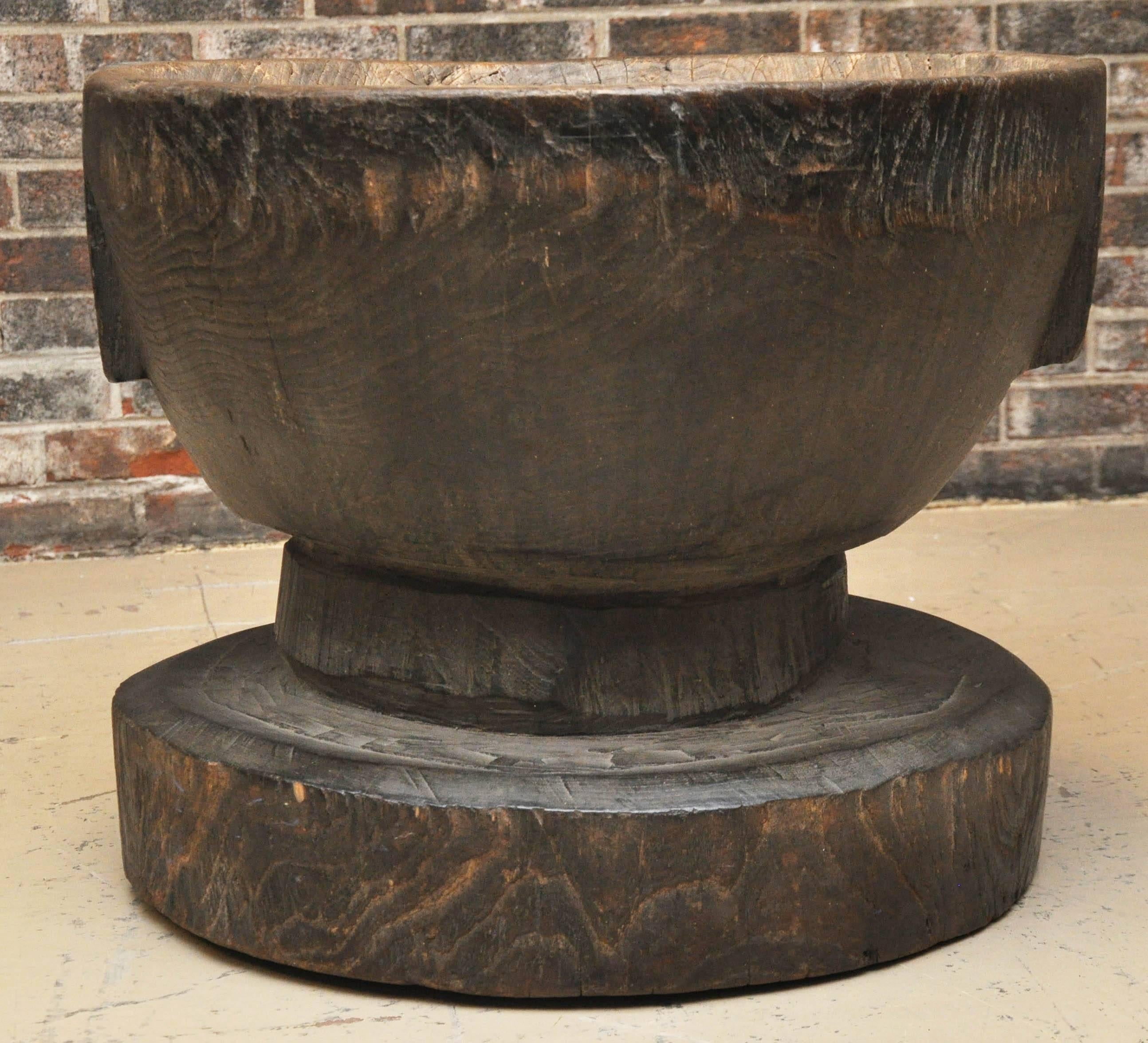 Late 19th or early 20th century large Japanese Usu (wood mortar), from Meiji era. From the Tohoku region of Japan. Made of Keyaki wood.

Dimensions: 27