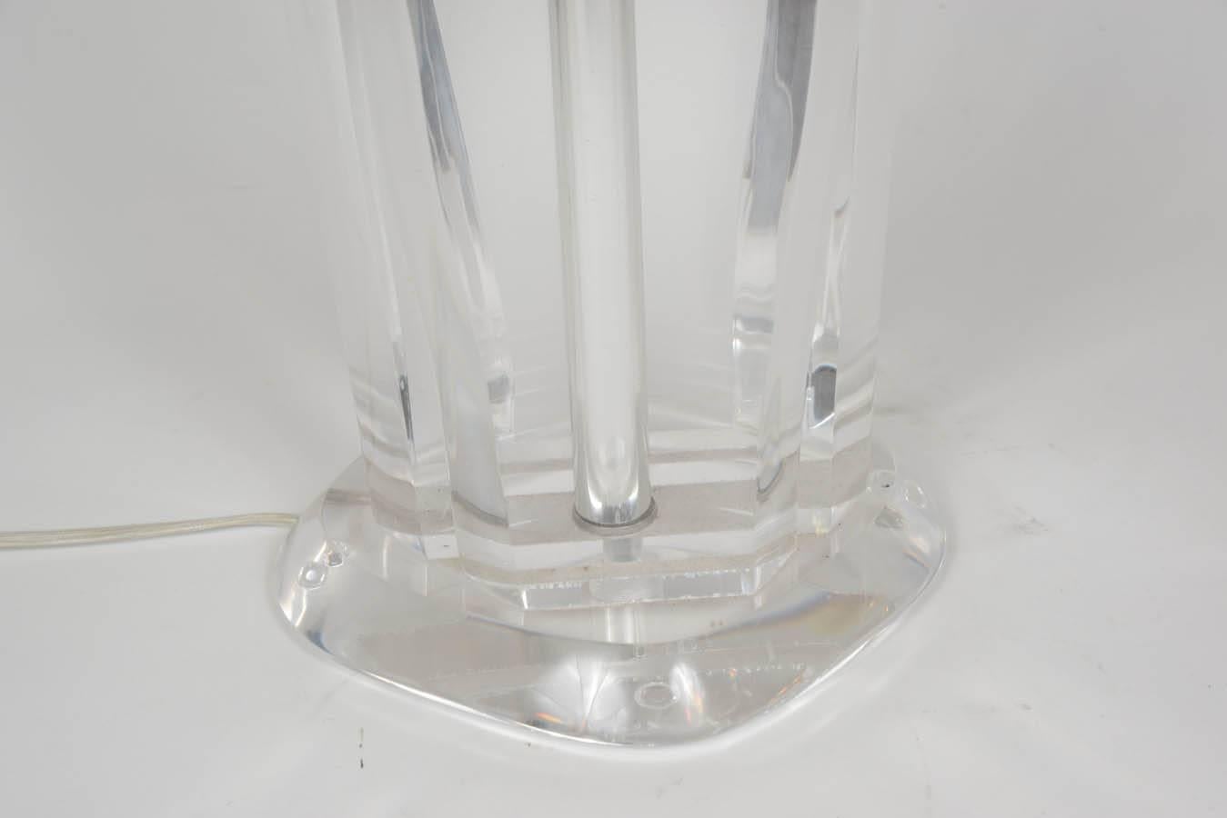 Mid-Century Modern Pair of Chic Lucite and Metal Lamps For Sale