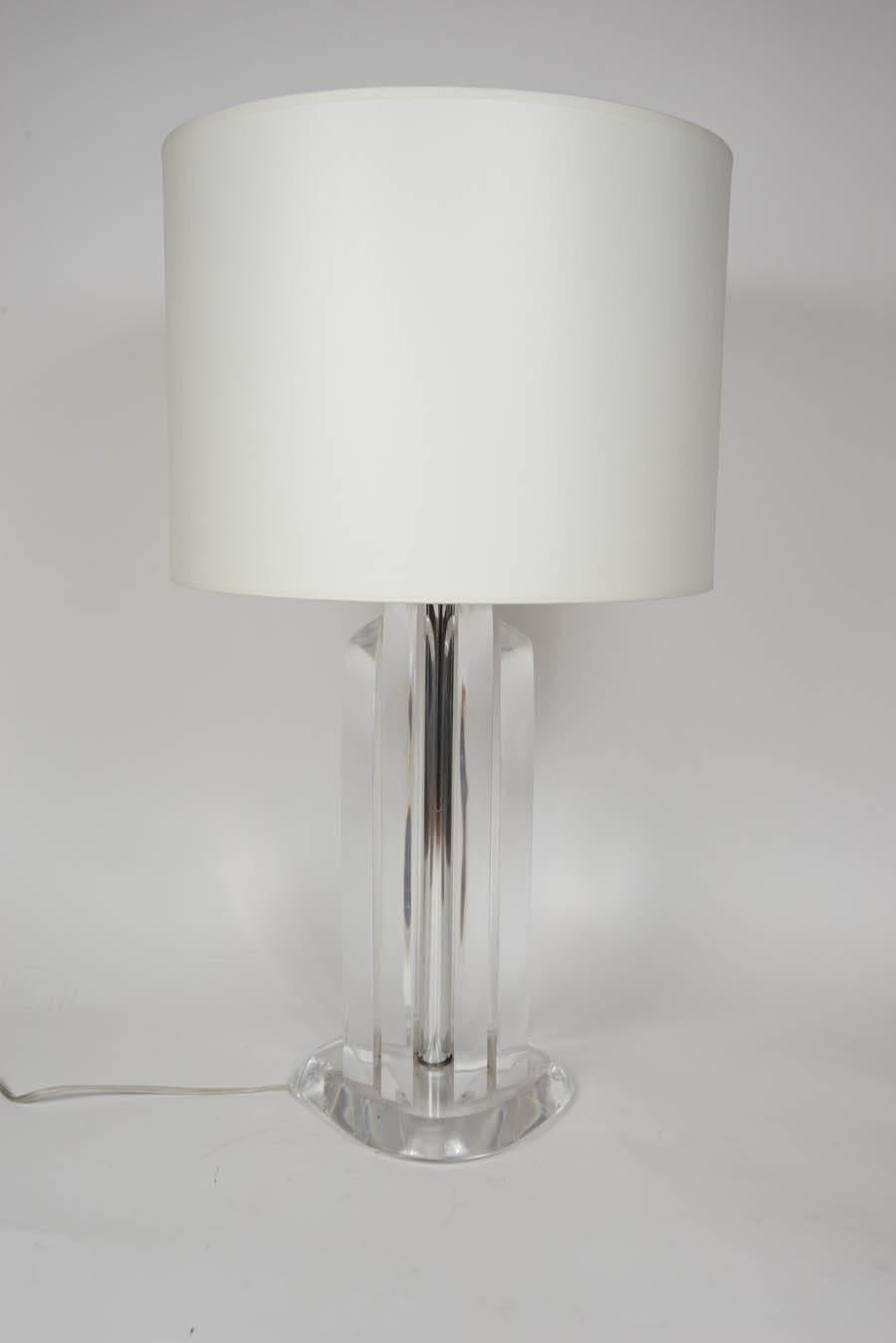 Pair of Chic Lucite and Metal Lamps In Excellent Condition For Sale In Saint-Ouen, IDF
