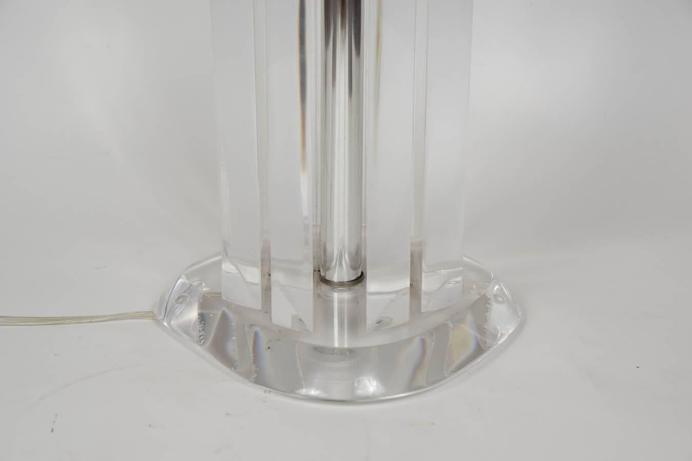 Late 20th Century Pair of Chic Lucite and Metal Lamps For Sale