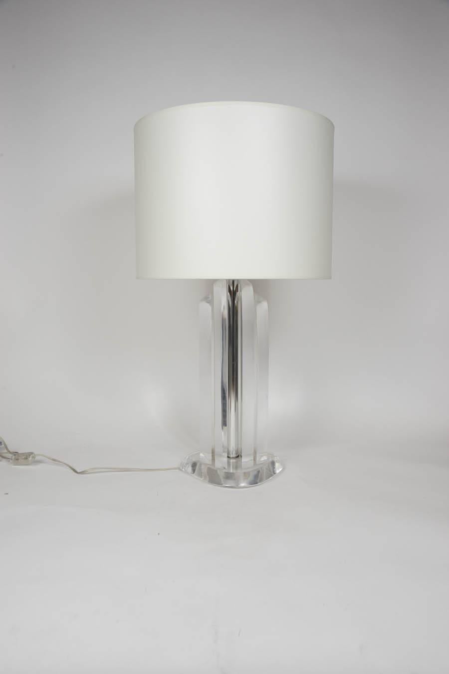 Plexiglass Pair of Chic Lucite and Metal Lamps For Sale