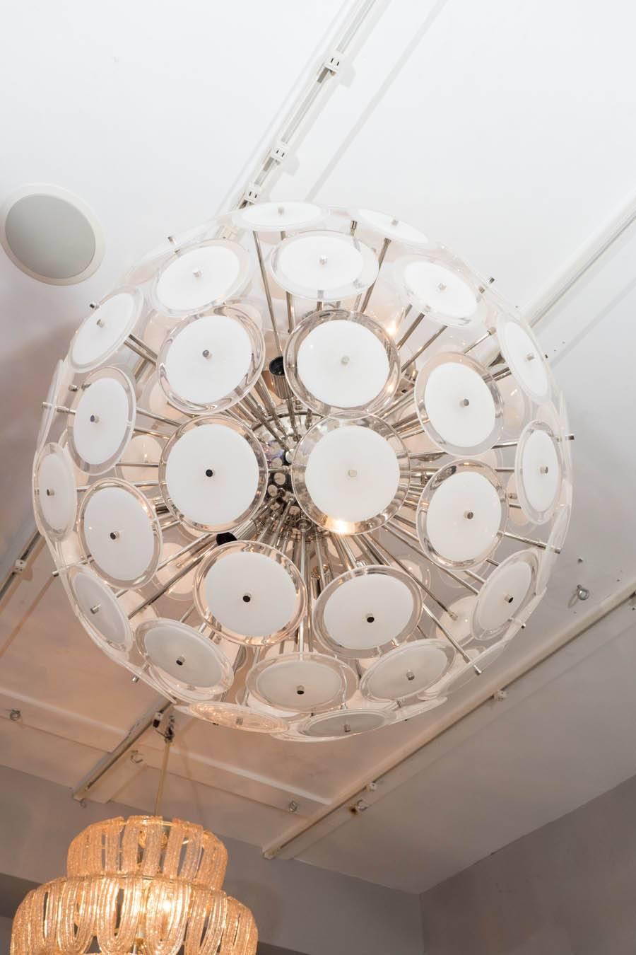 Grand lustre Sputnik à disques en verre blanc de Murano. Il est possible de personnaliser les dimensions, les finitions et les couleurs de verre. Veuillez vous renseigner auprès de Venfield.