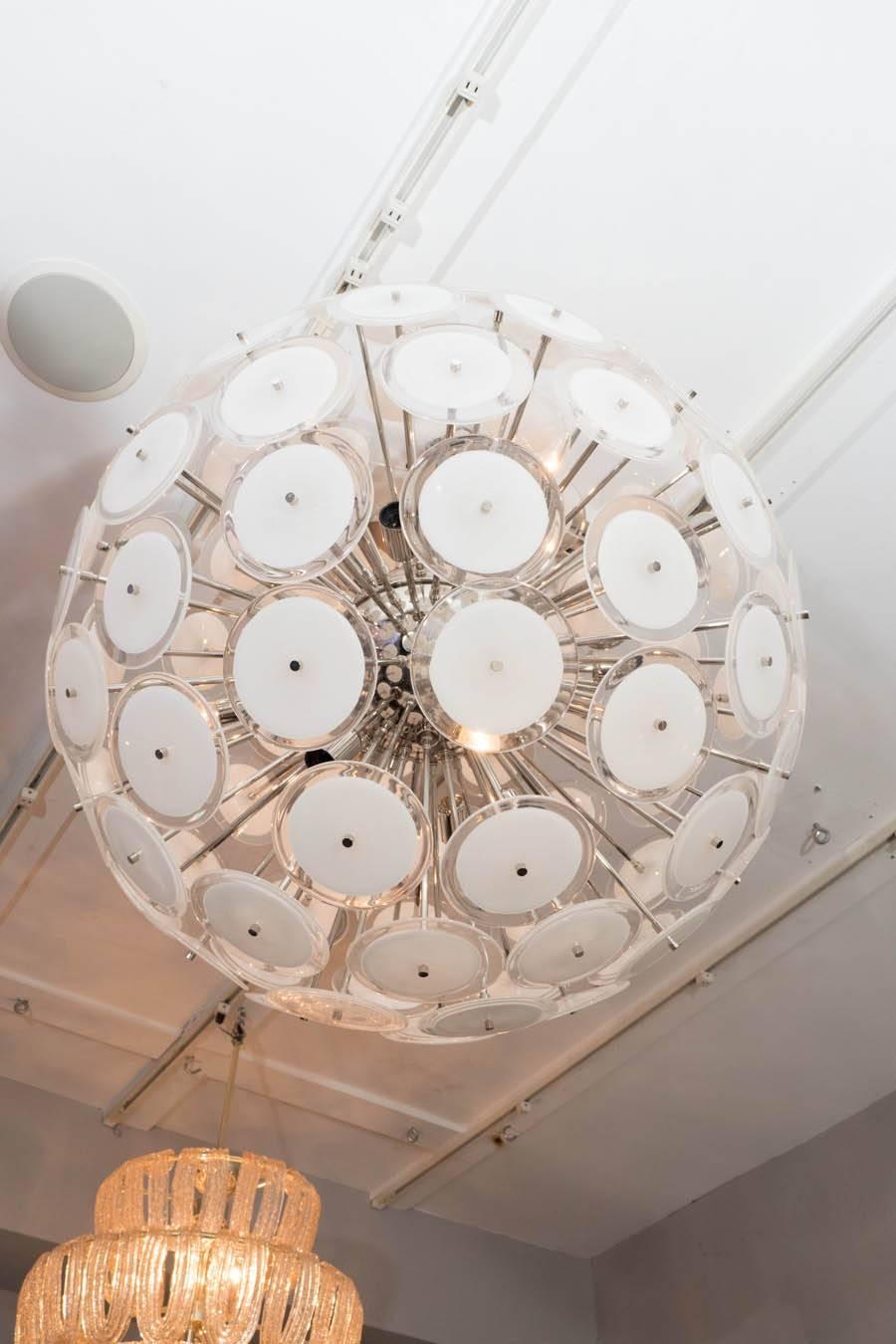 Grande lampadario Sputnik a disco in vetro di Murano bianco. È possibile personalizzare dimensioni, finiture e colori del vetro. Informati presso Venfield.