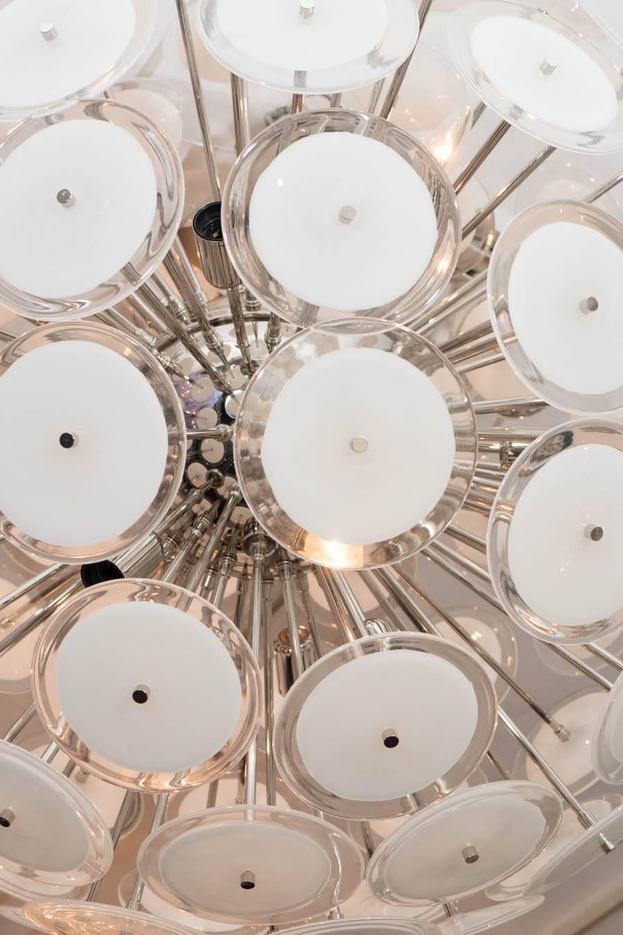 Moderne Grand lustre Sputnik en verre blanc de Murano fait sur mesure  en vente