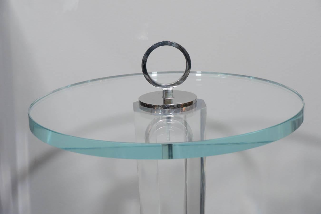 Table d'appoint en Lucite et verre avec quincaillerie en nickel Neuf - En vente à New York, NY