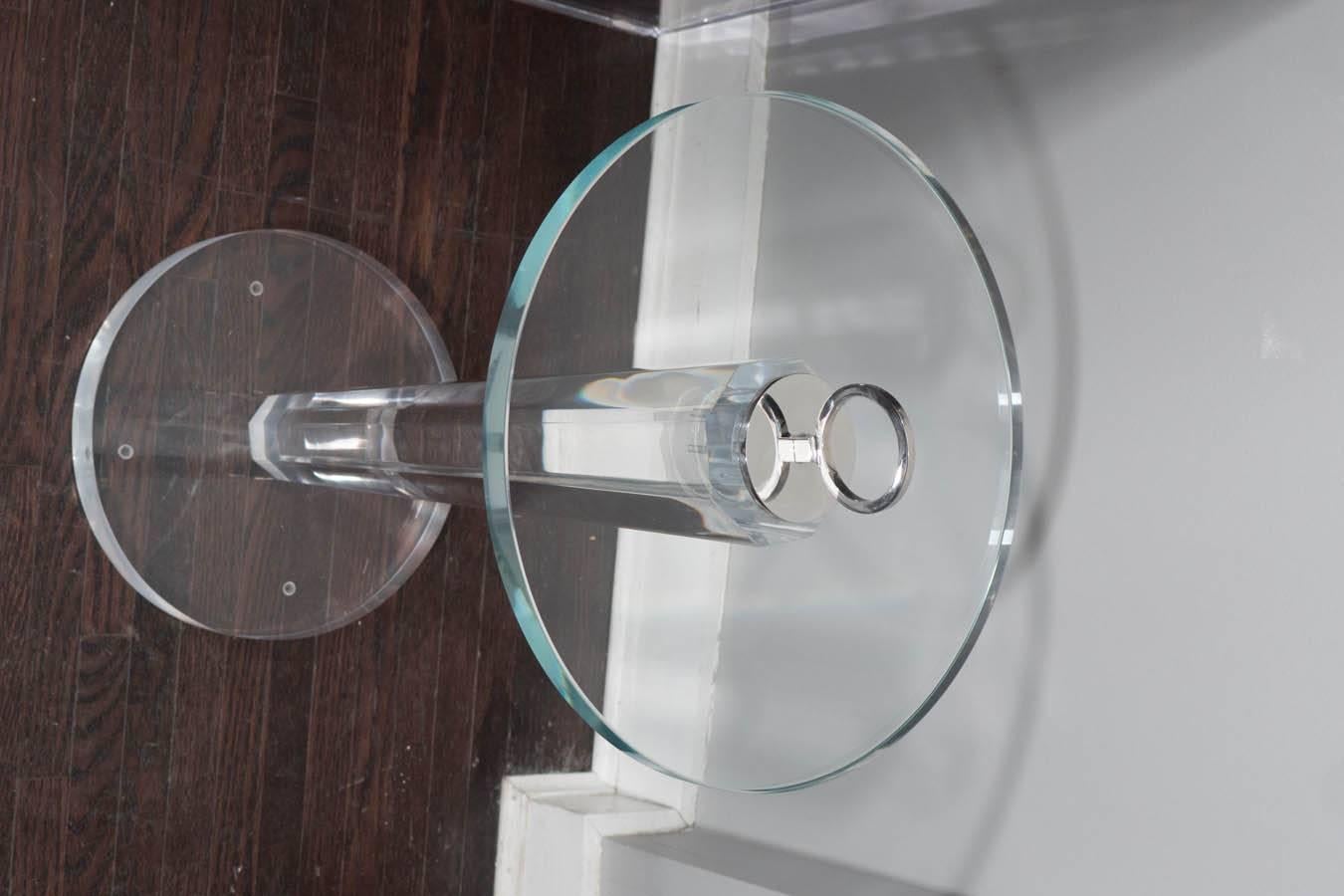 Beistelltisch aus Lucite und Glas mit Nickelbeschlägen (21. Jahrhundert und zeitgenössisch) im Angebot