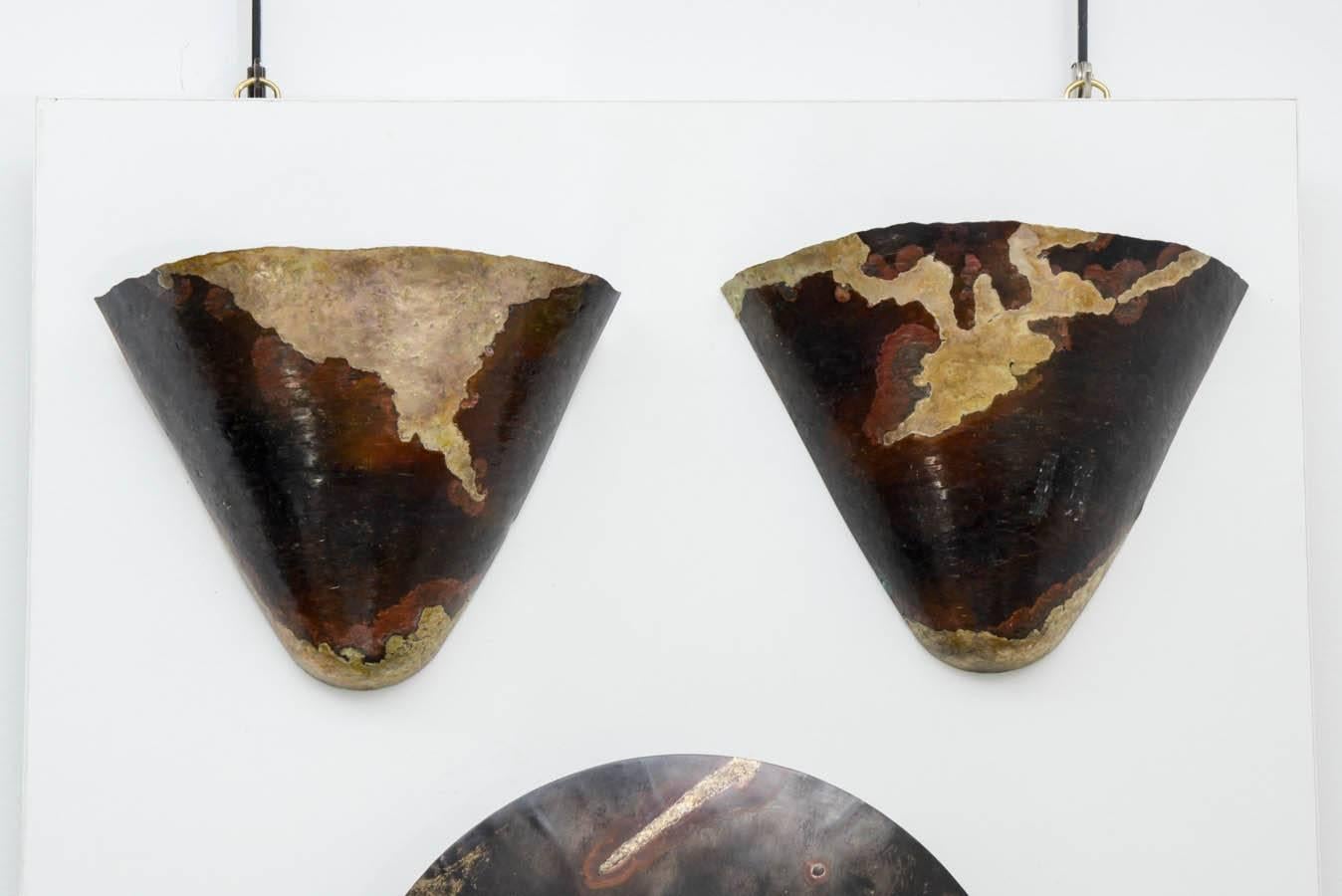 five sconces in hammered brassware by Georges Henri Perrichaud.
Brown patina,
circa 1970.
Sold separately

Measurements:

Plate: Diameter 26 cm.
Large ones: Width 20 cm x height 18 cm.
Small ones: Width 20 cm x height 13 cm.