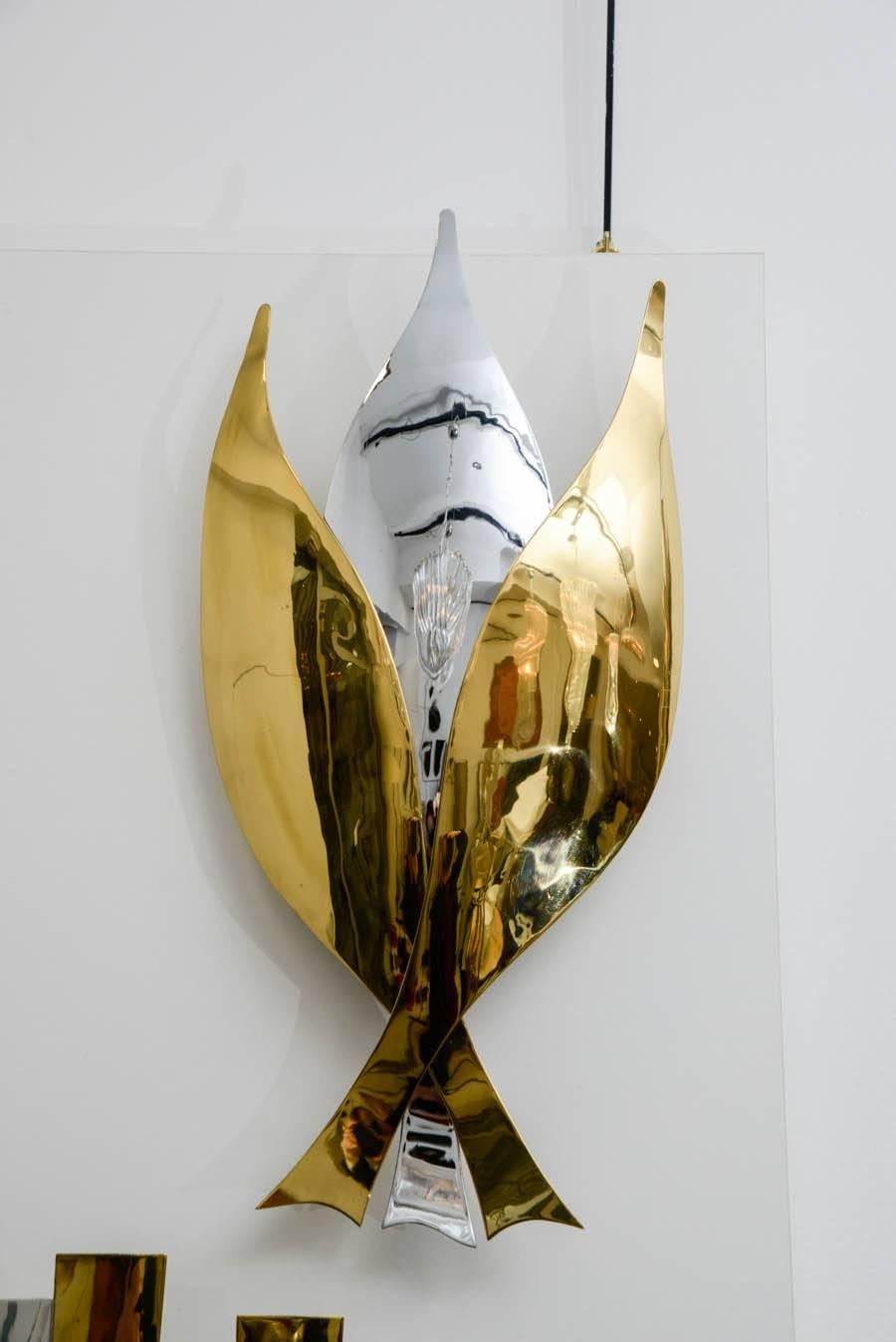Fabriquée par Perrichaud Dinandier français fabriquant des pièces uniques durant les années 1960, applique électrifiée mais
ressemble à une sculpture murale.
Très beau travail, double patine argent et or.