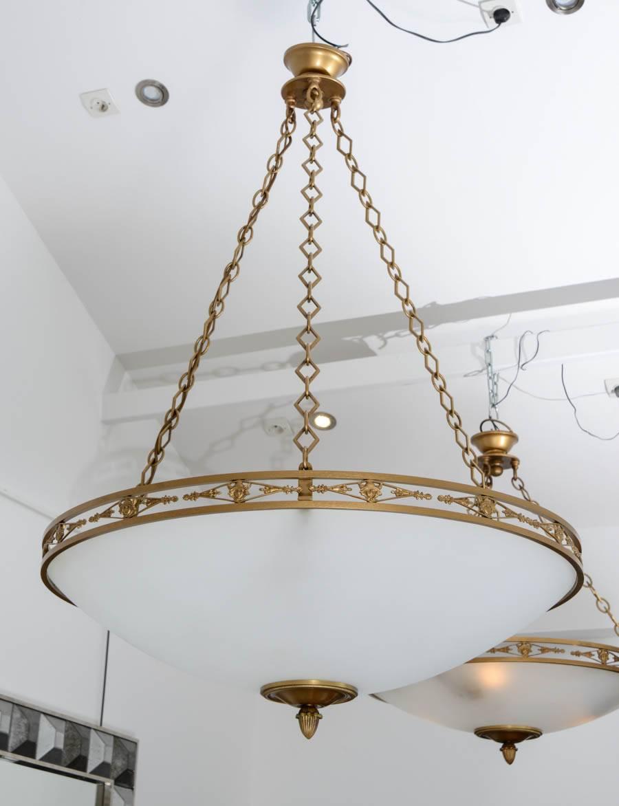 Chandelier in the neoclassical spirit, in gilded bronze and pressed opaline glass.
Circa 1950

3 bulbs.