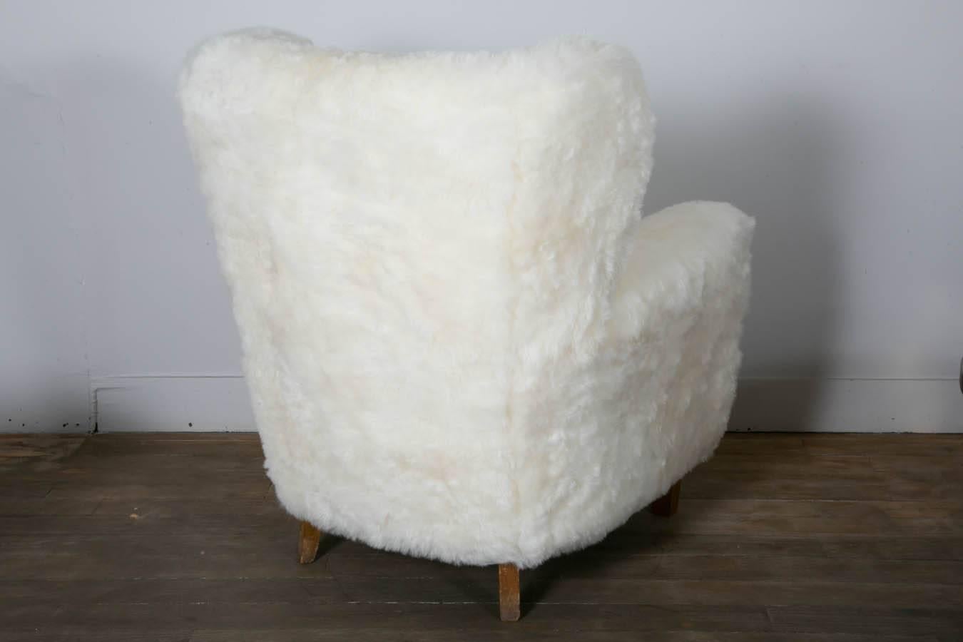 Great Pair of Lounge Chairs Upholstered in Sheepskin In Excellent Condition In Paris, Ile-de-France