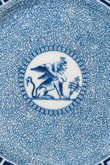 Ensemble d'une douzaine de plats néo-égyptiens bleus et blancs avec sphinx et clé grecque