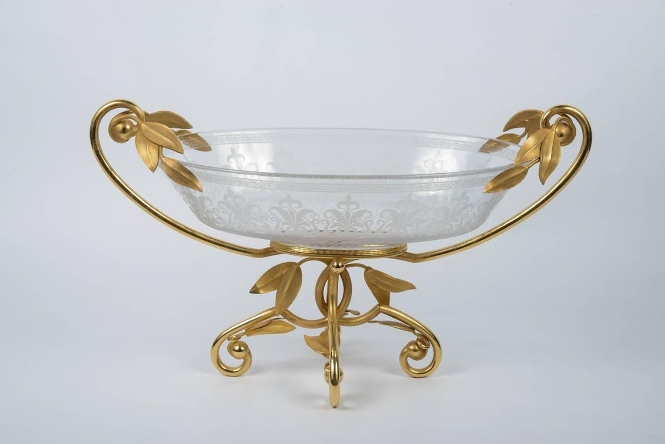 Cup in crystal engraved by the manfacture  of Saint-Louis carried by a gilded bronze frame.