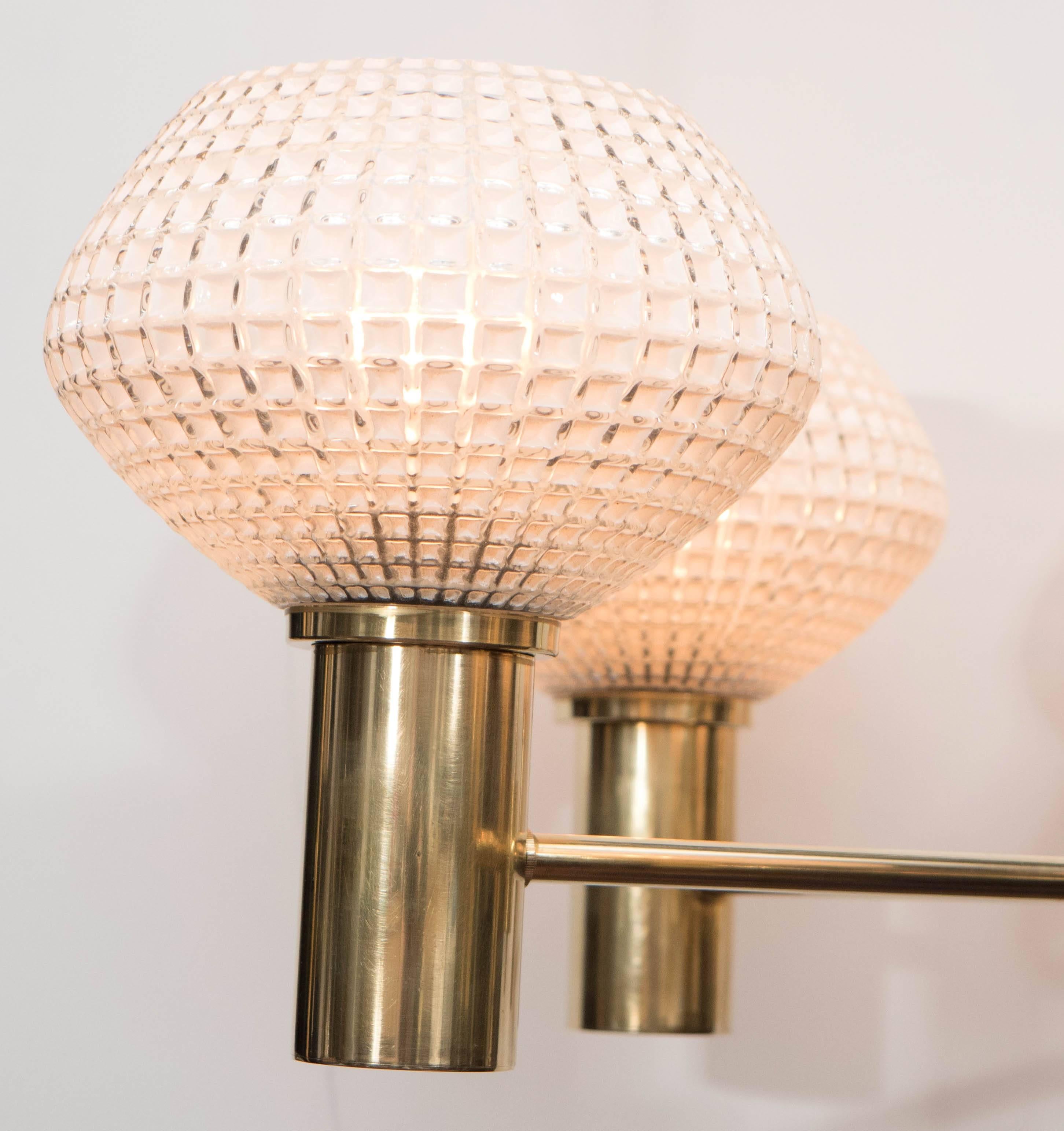 Mid-Century Modernist 5-Arm Polished Brass Chandelier with Textured Glass Globes In Excellent Condition In New York, NY