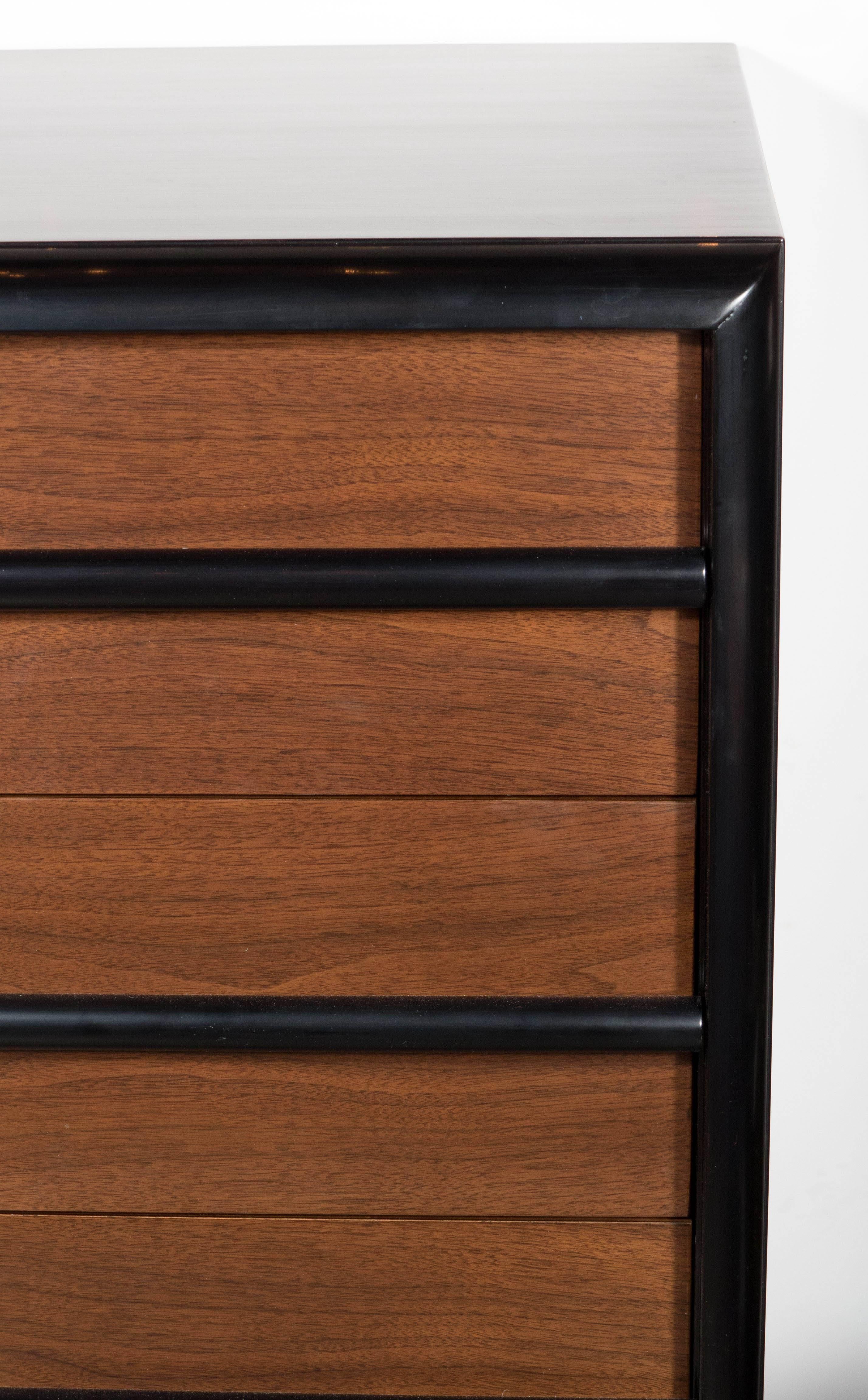 Questa sofisticata cassettiera a quattro cassetti in stile Mid-Century Modern è stata realizzata da T.H. Robsjohn-Gibbings per Widdicomb Company, intorno al 1950. Robsjohn-Gibbings rappresenta uno dei principali creatori di gusto britannici del XX