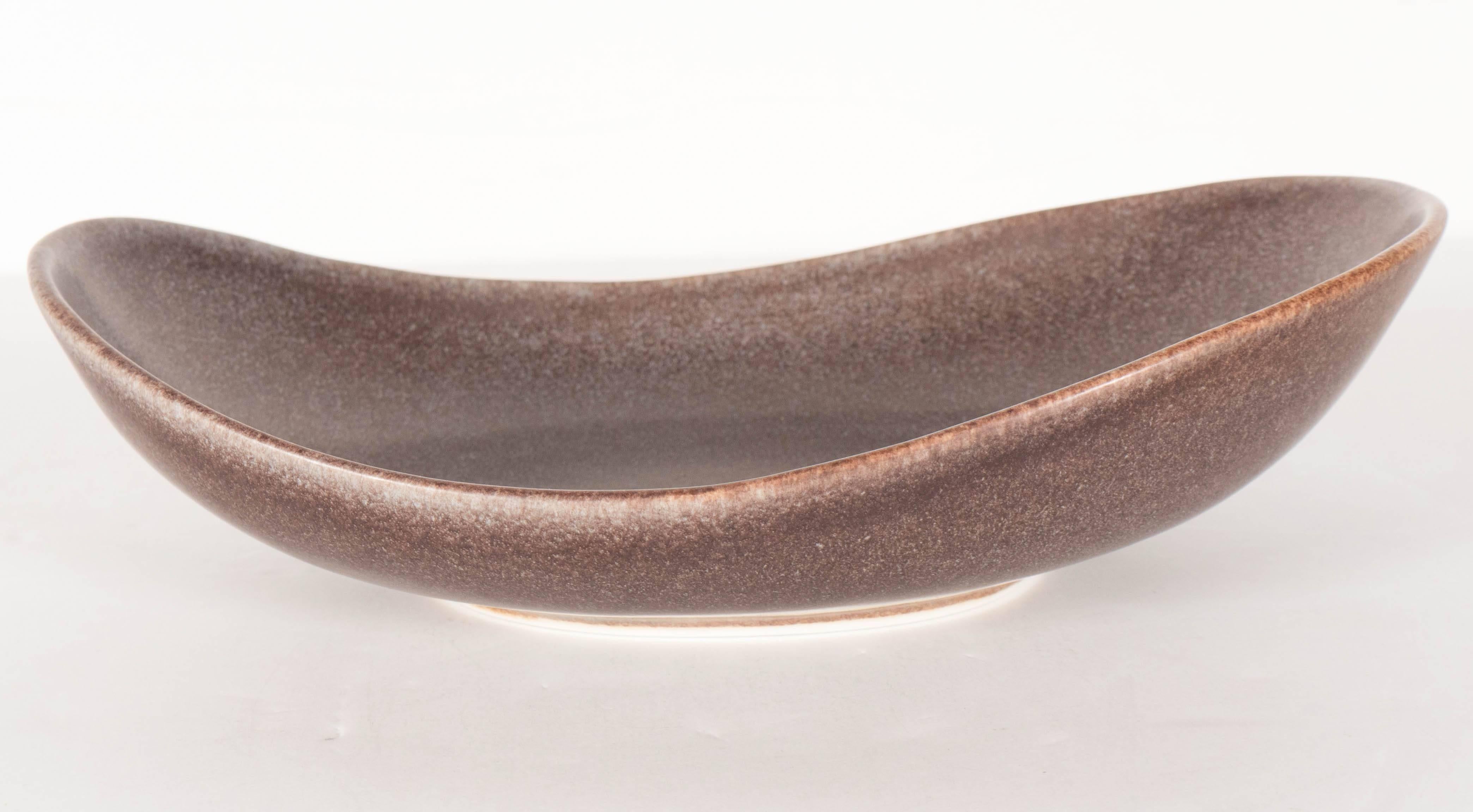 Striking Mid-Century Modernist ovoid bowl by Carl-Harry Stålhane for Rörstrand. A mix of tobacco, grey and burnt terra cotta covers the speckled finish of this piece. Signed on its bottom. This piece is in excellent condition. An incredible