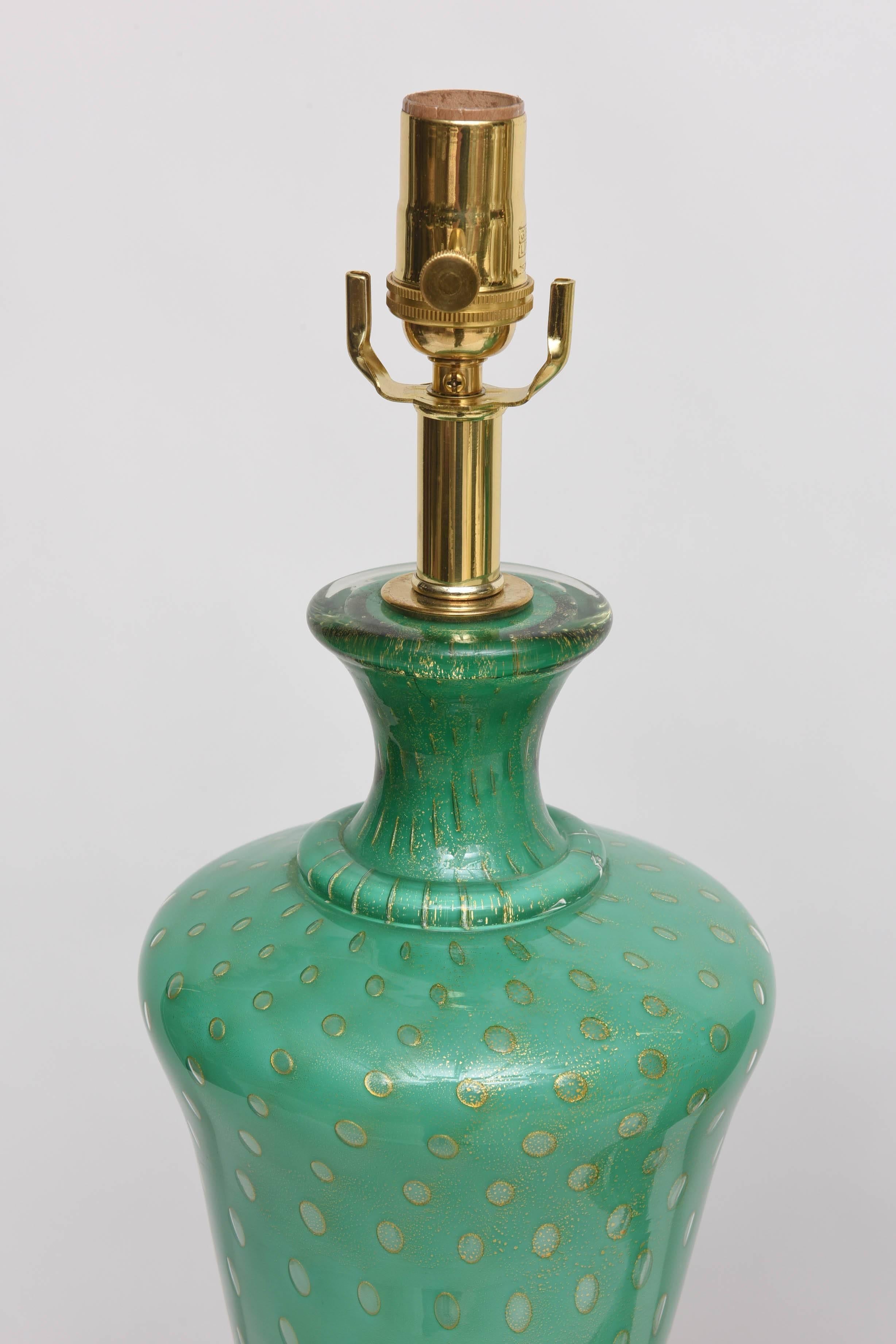 Urn-shaped pair of Barovier e Toso lamps. Stunning sea green Murano glass with controlled bubbles and gold leaf. Polished brass hardware with gold leaf bases. Newly U.S. wiring with fabric cord. No shades.