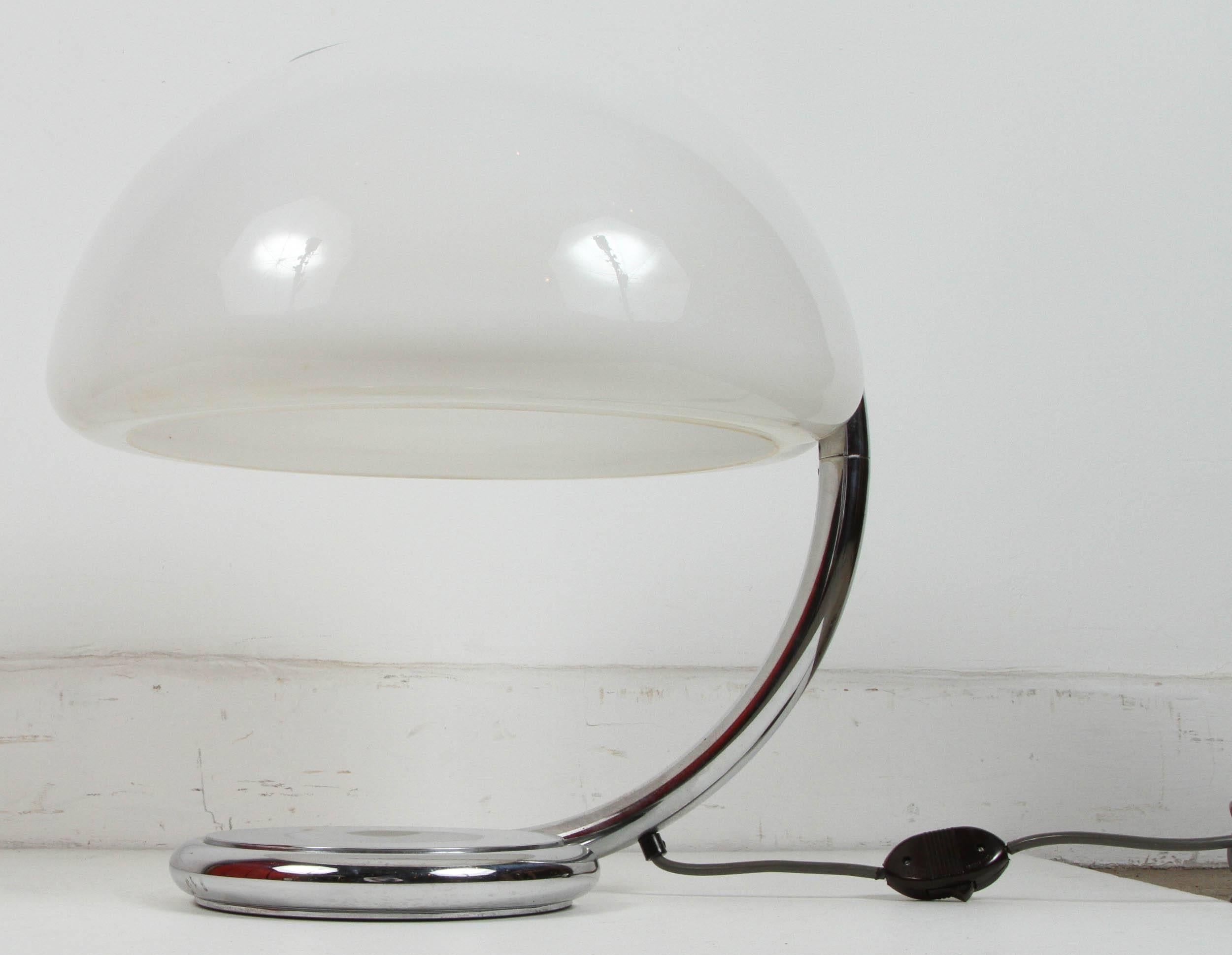 Vintage 1960s chrome-plated table lamp designed by Elio Martinelli with pivoting curved upper arm, white opal methacrylate diffuser shade.
Made in Italy.