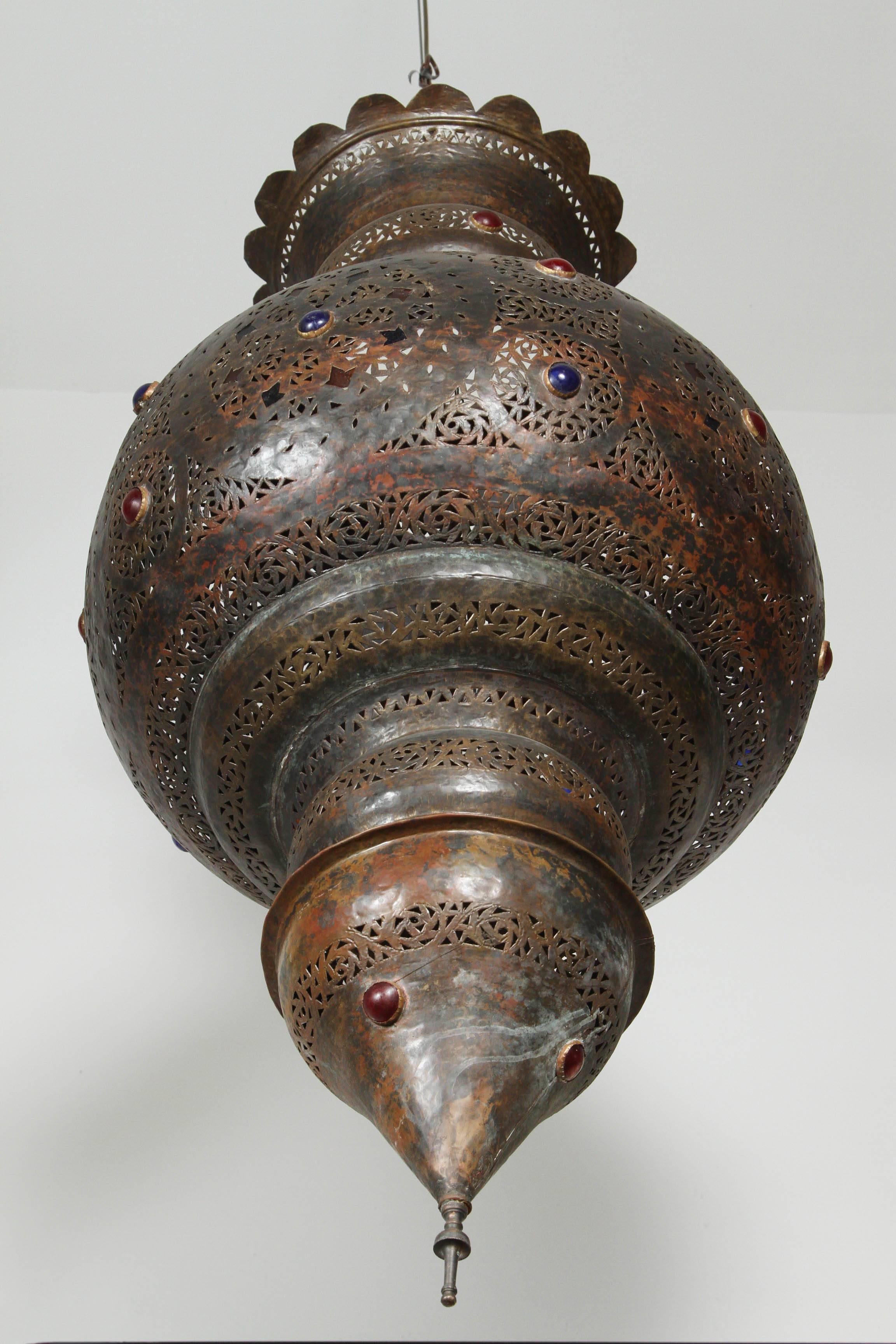 Mauresque Grand lustre mauresque ancien en bronze marocain en vente