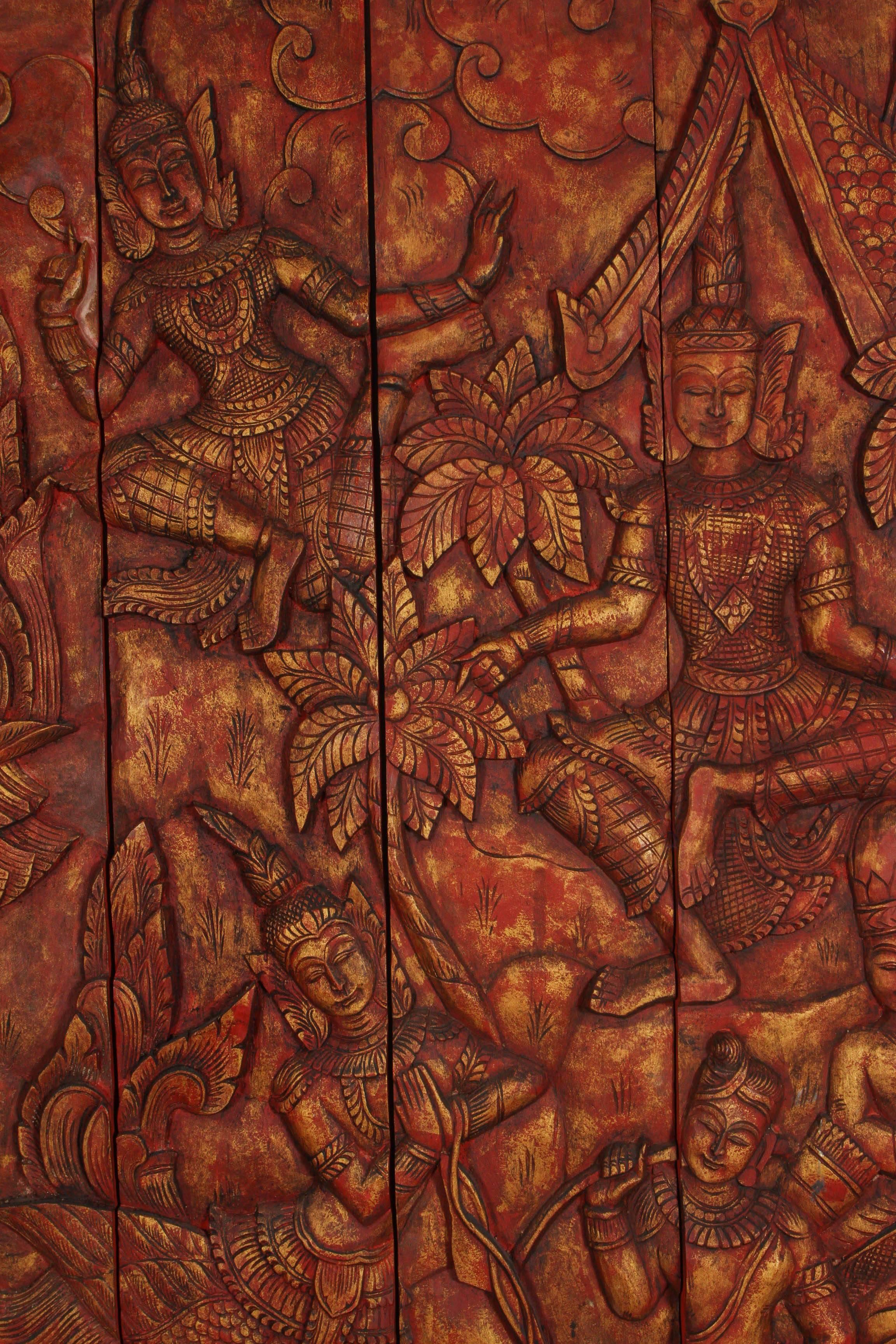 Antique Asian Thai monumental, mesurant 8' x 8' panneau de temple en bois sculpté à la main.
Il s'agit d'un panneau rouge et or thaïlandais unique en son genre, sculpté à la main avec des motifs en relief de Kinnaris, danseurs et chanteurs d'Asie