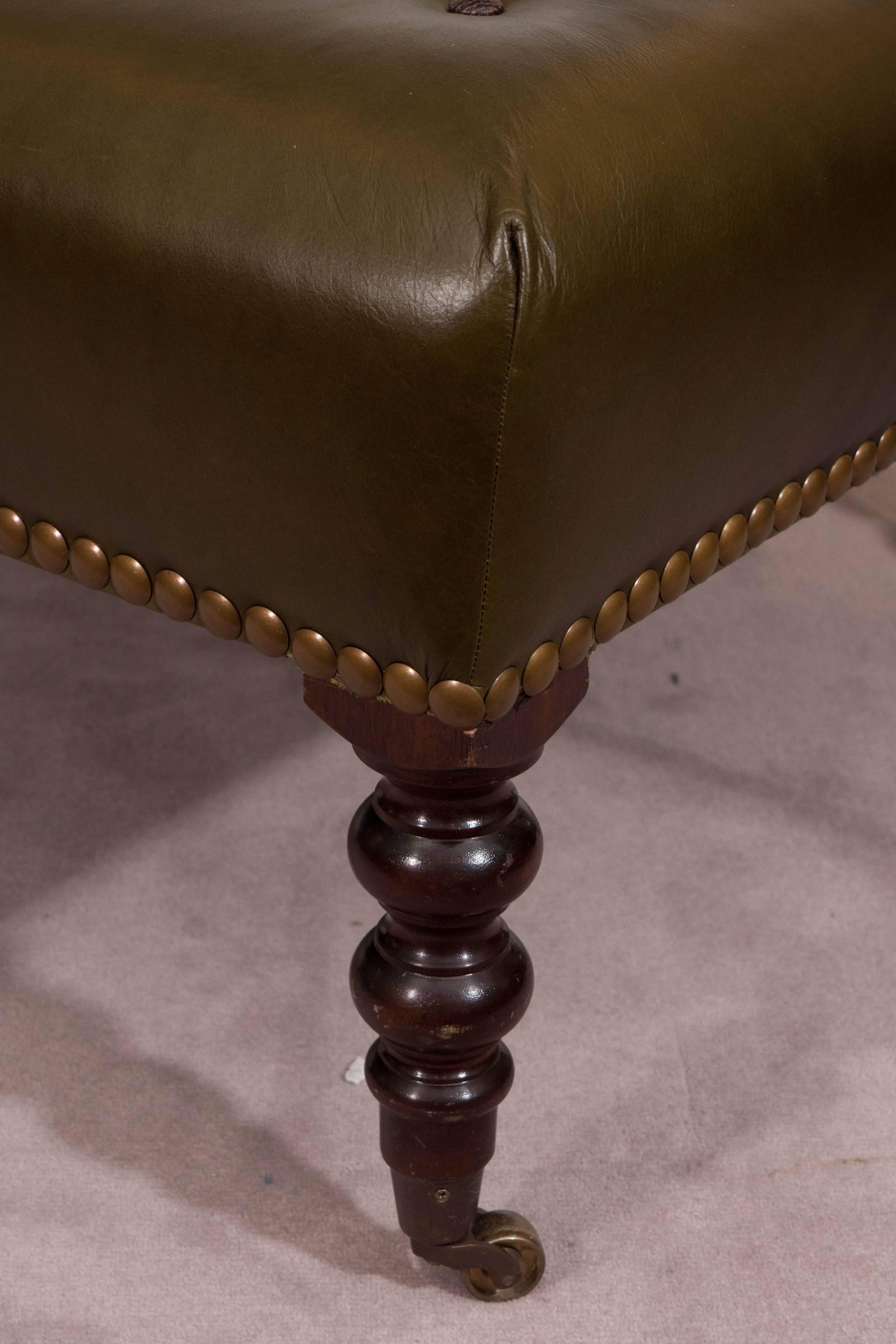 British Mid-Century George Smith Signature Ottoman in Green Tufted Leather and Mahogany