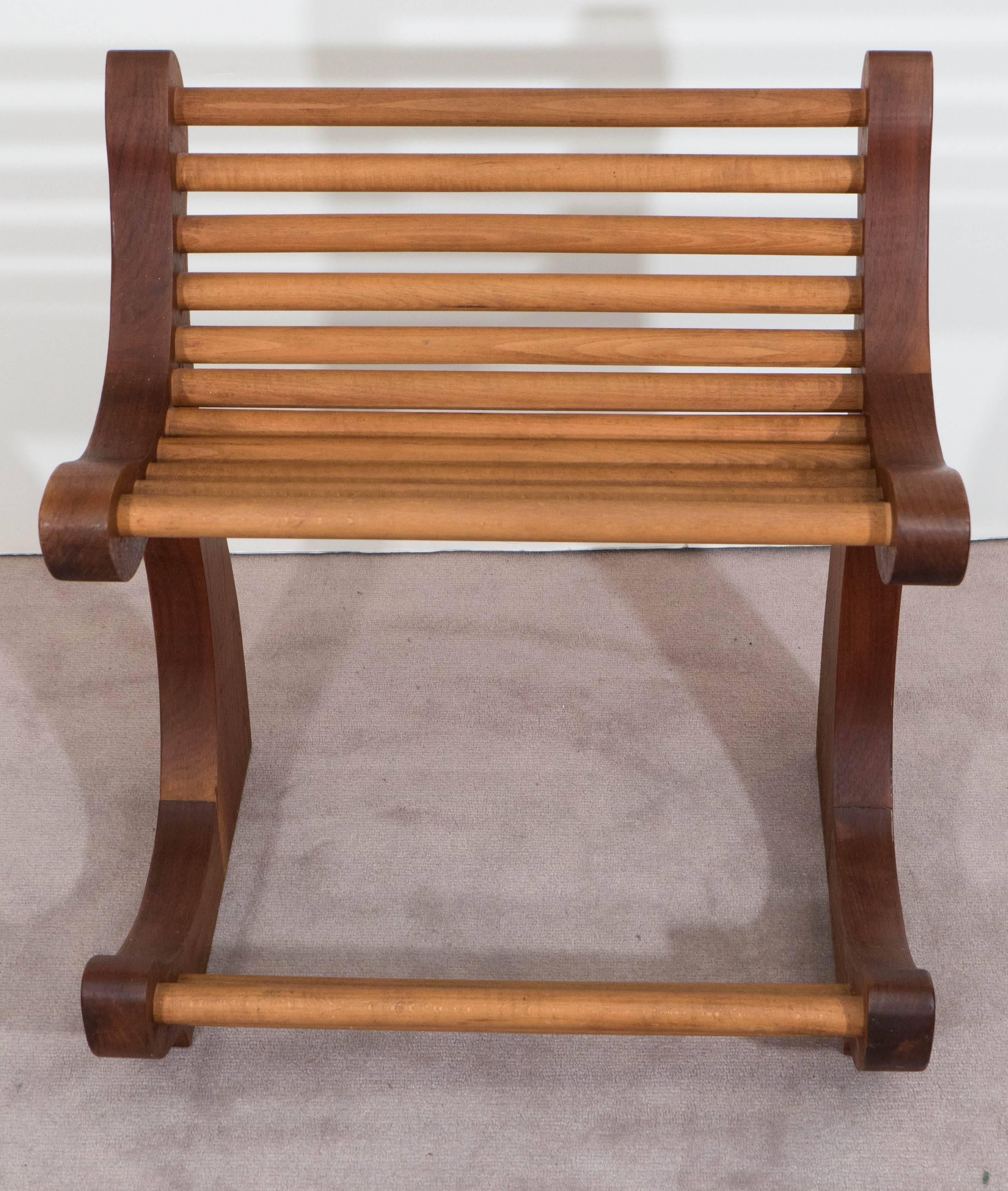 Gebogener Holzdübel-Stuhl 1
